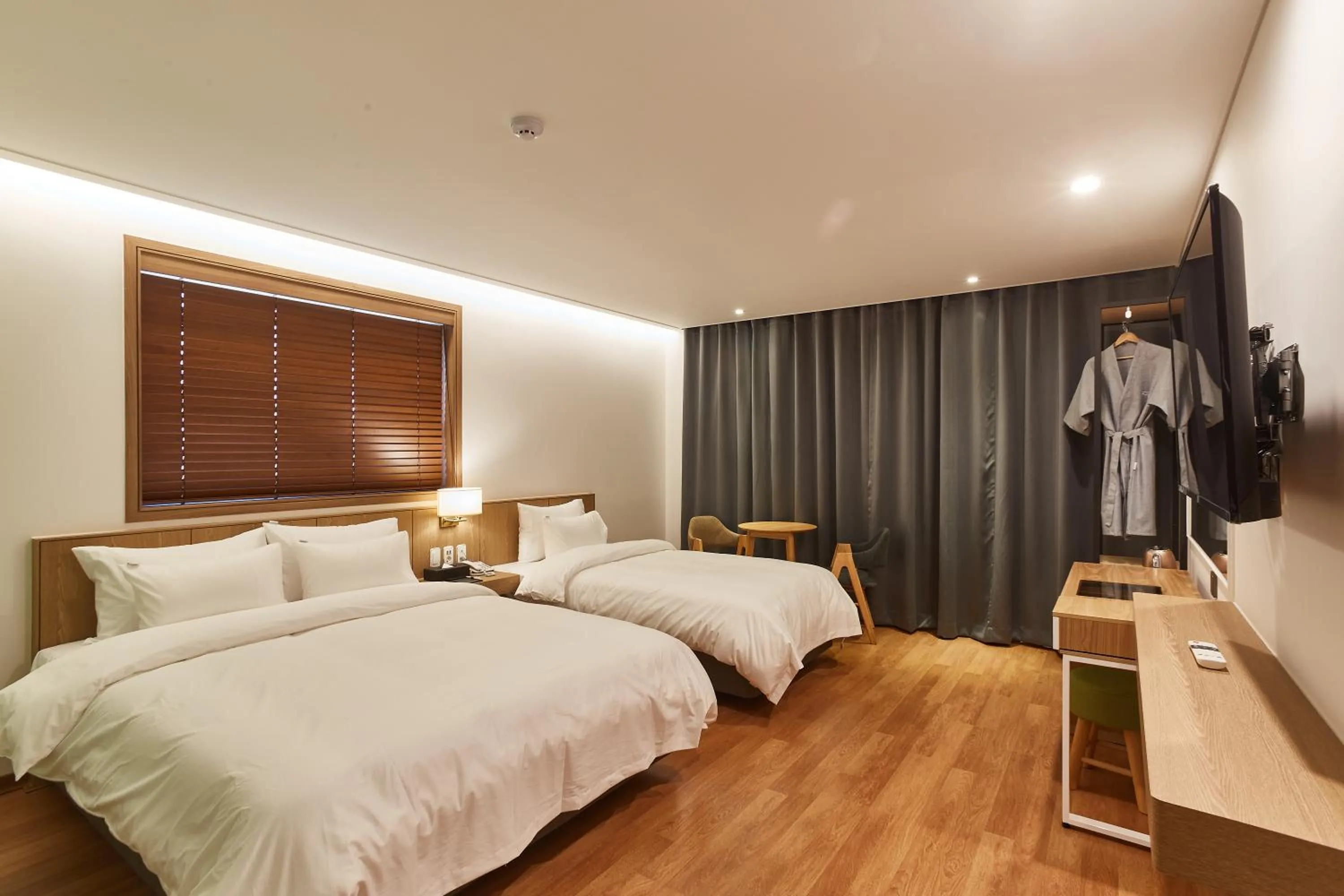 Photo of the whole room, Bed in Hotel the maru