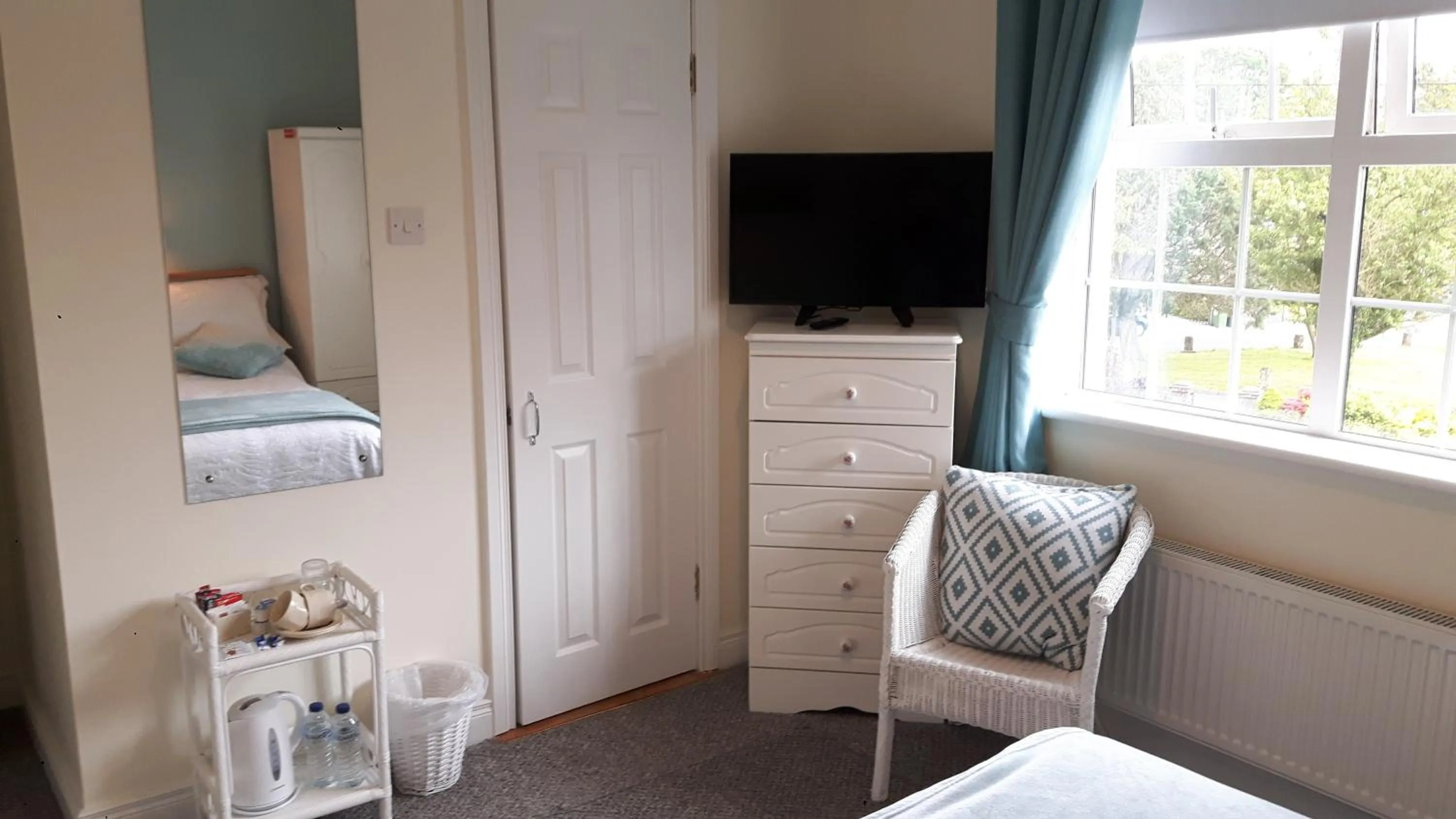 Garden view, Bed in Shannonside House N37HF67