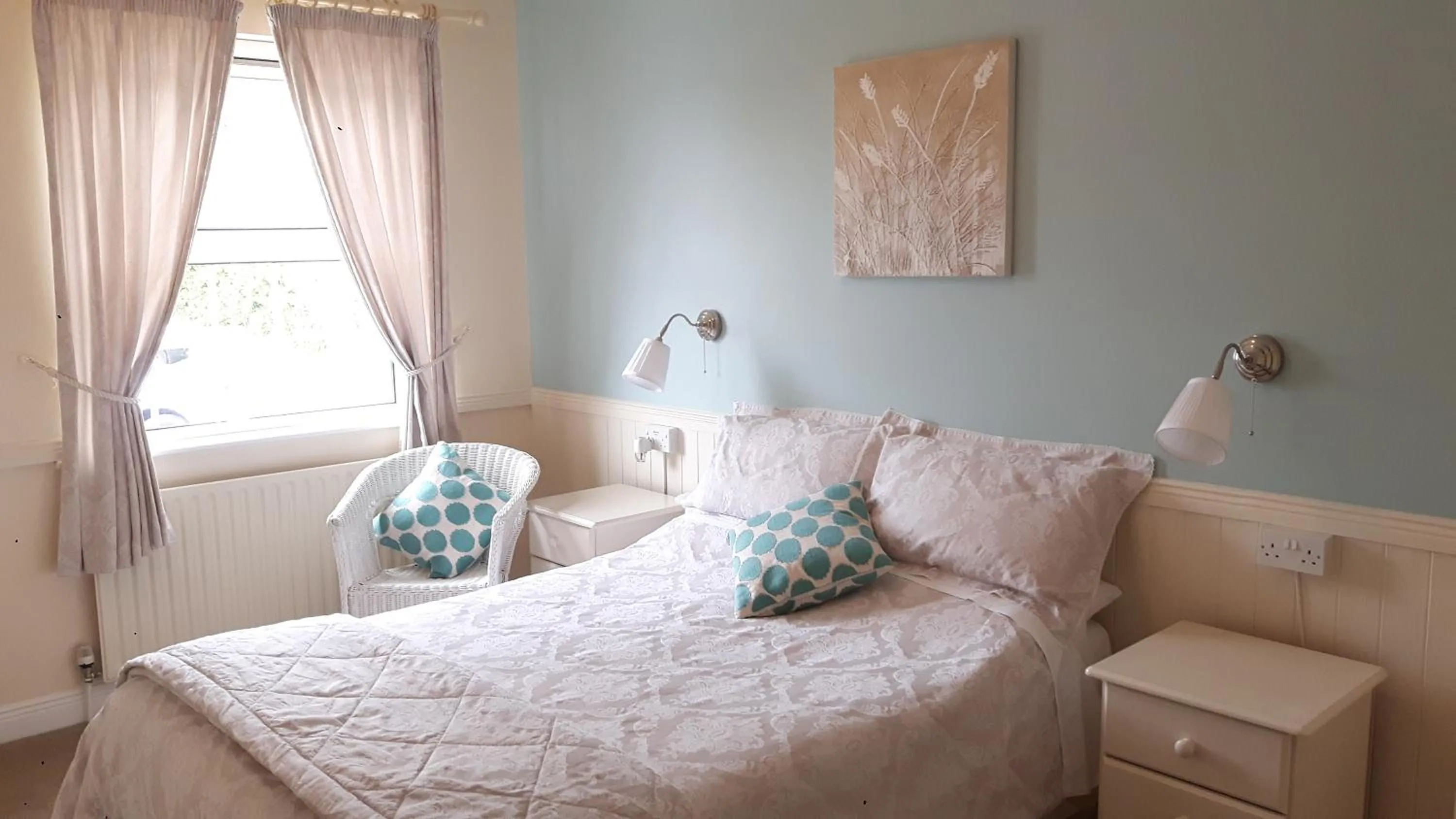 Photo of the whole room, Bed in Shannonside House N37HF67