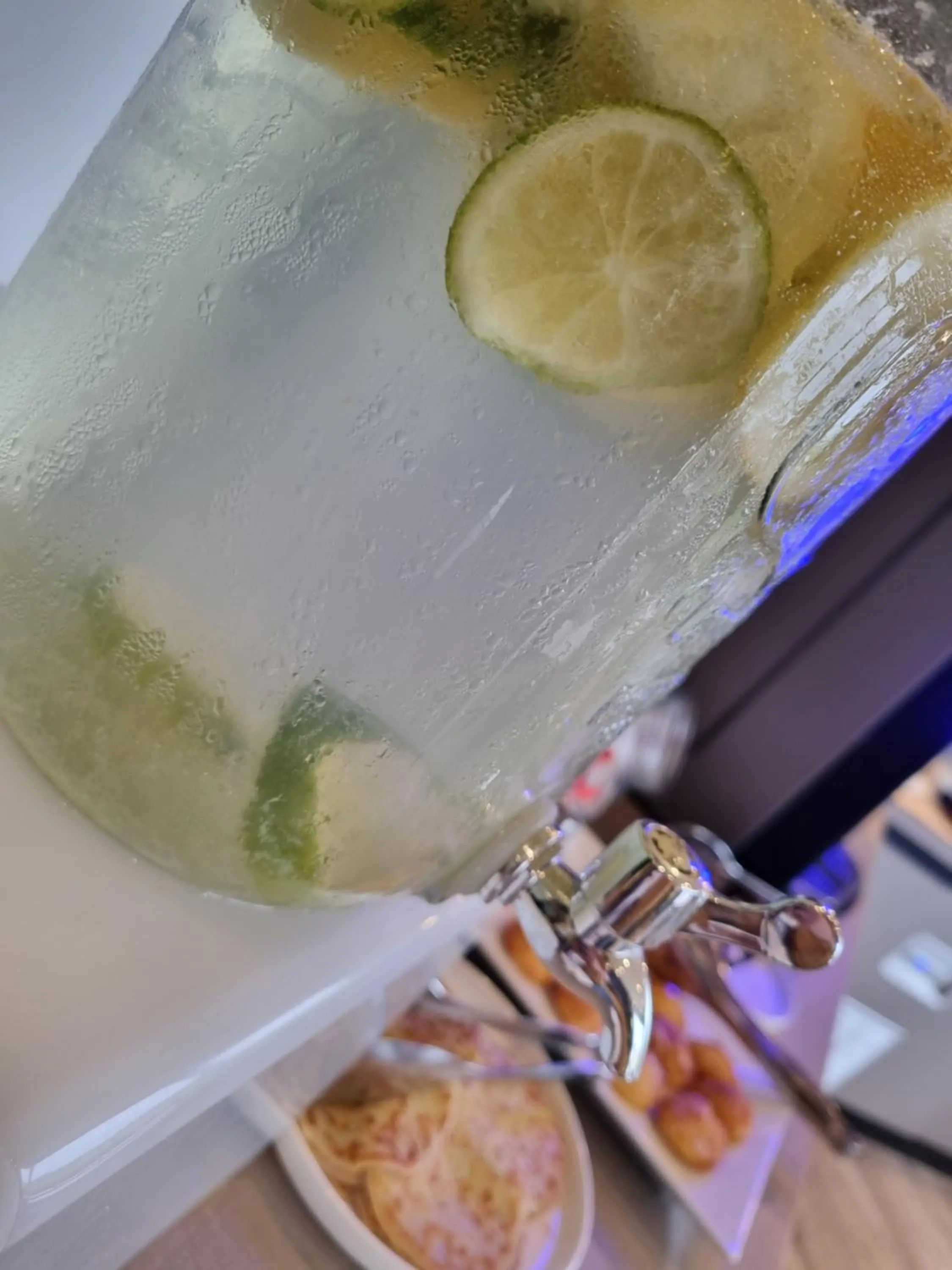 Food and drinks in ibis Styles Rouen Nord-Barentin