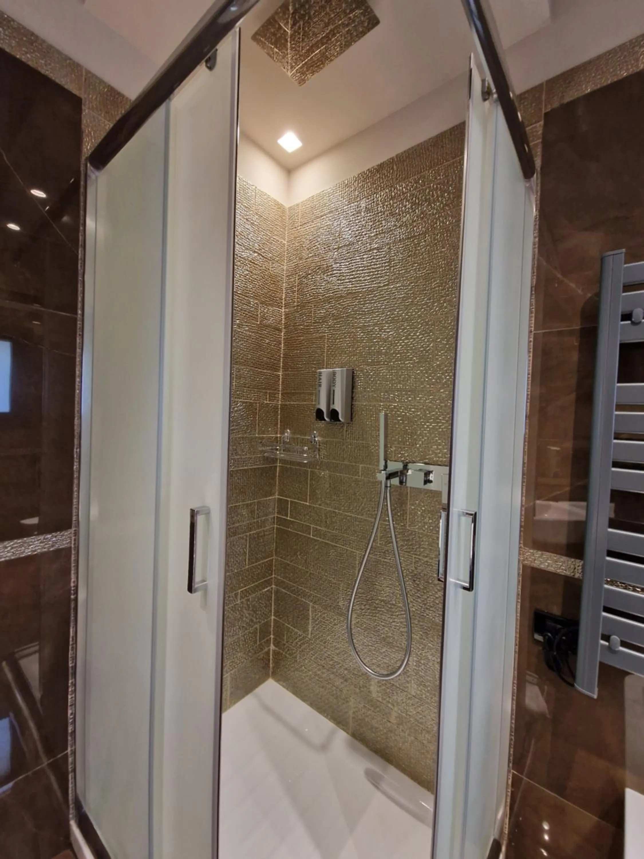 Shower in Beatus Suites And Rooms B&B