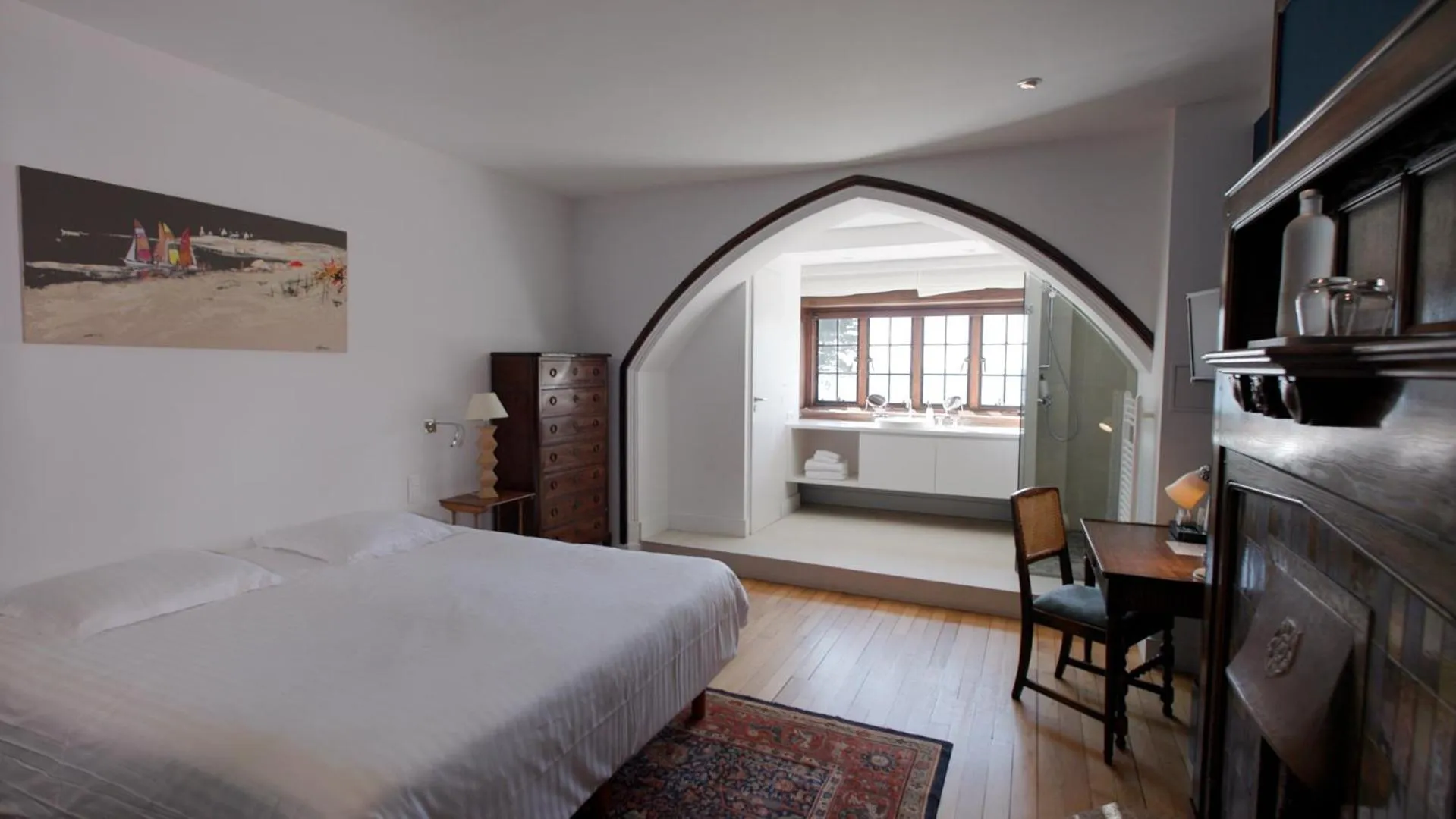 Photo of the whole room, Bed in Manoir Dalmore