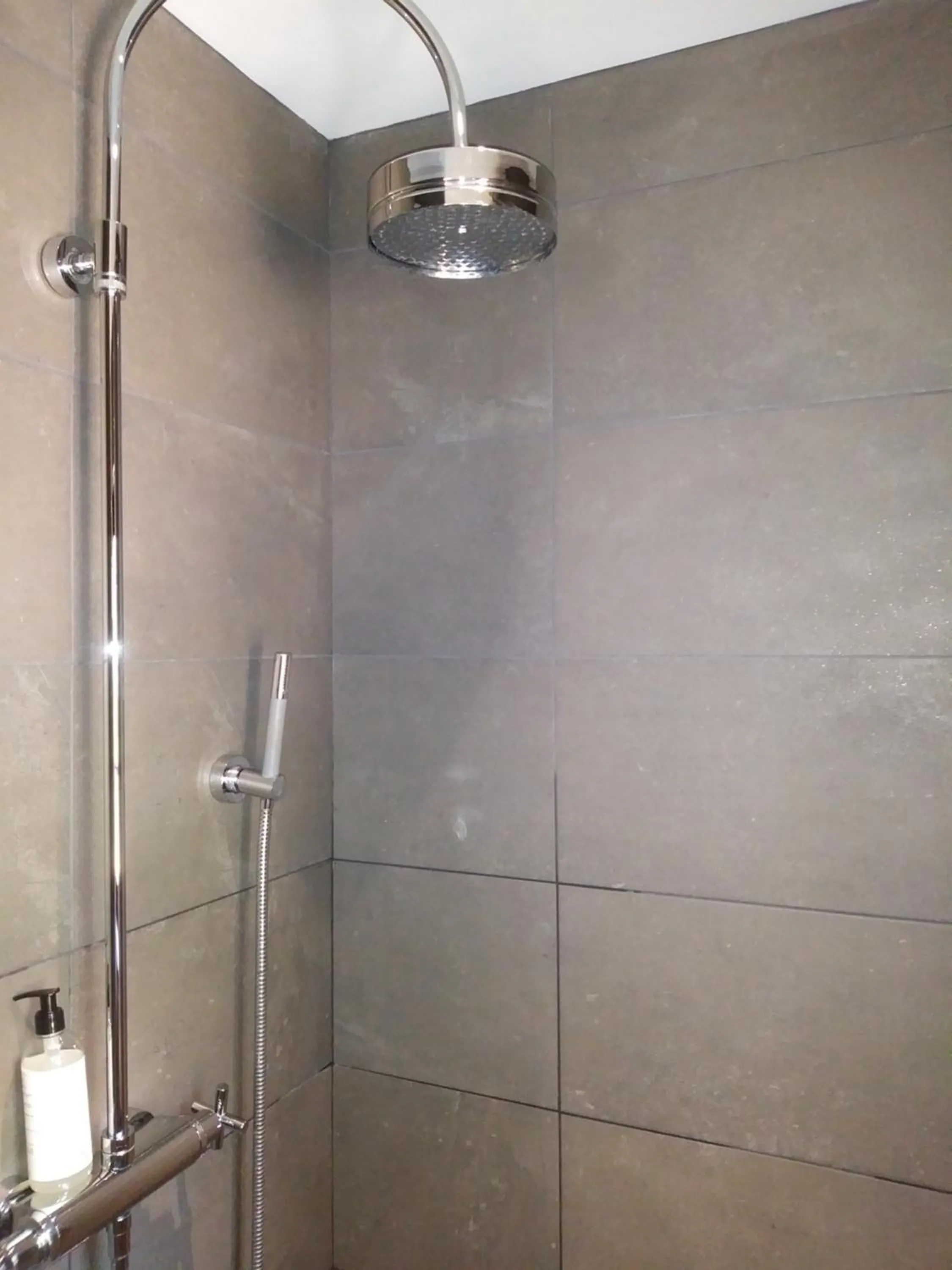 Shower in Manoir Dalmore
