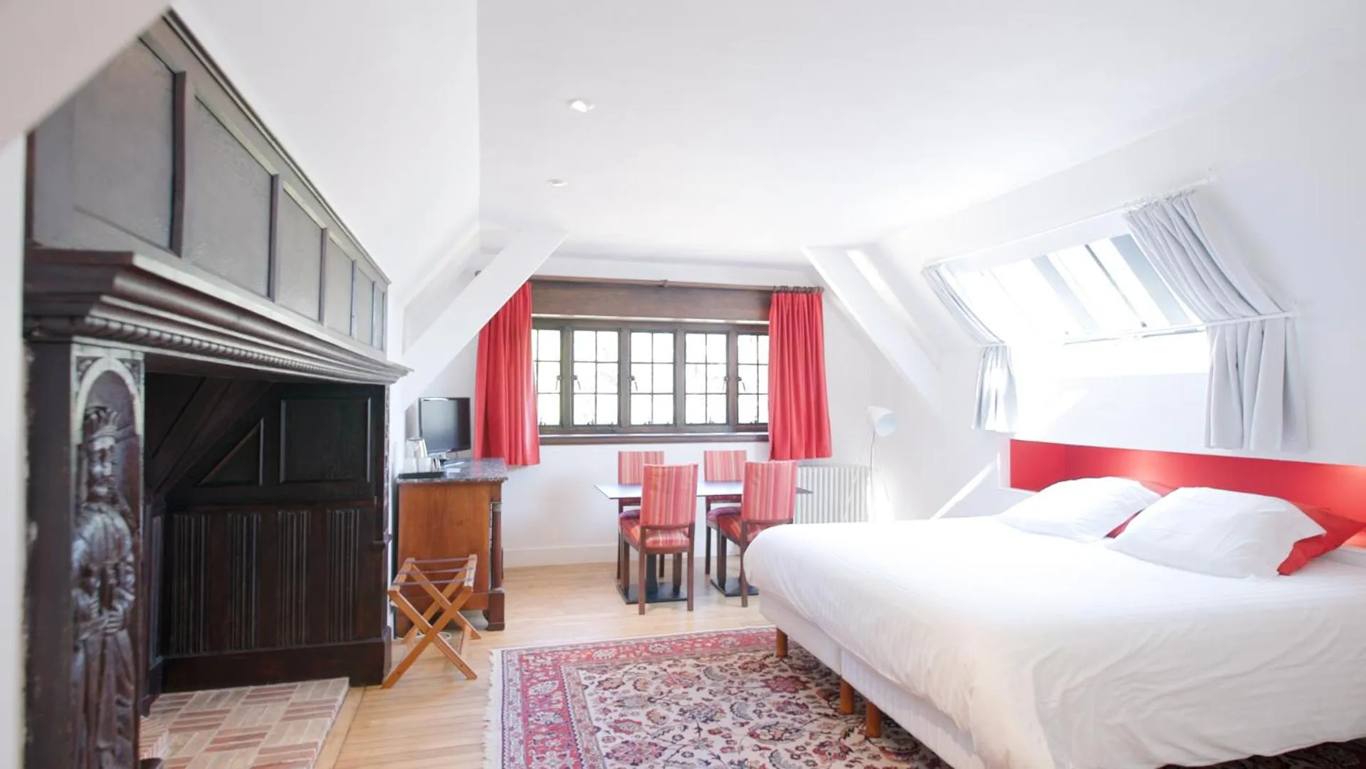 Photo of the whole room, Bed in Manoir Dalmore