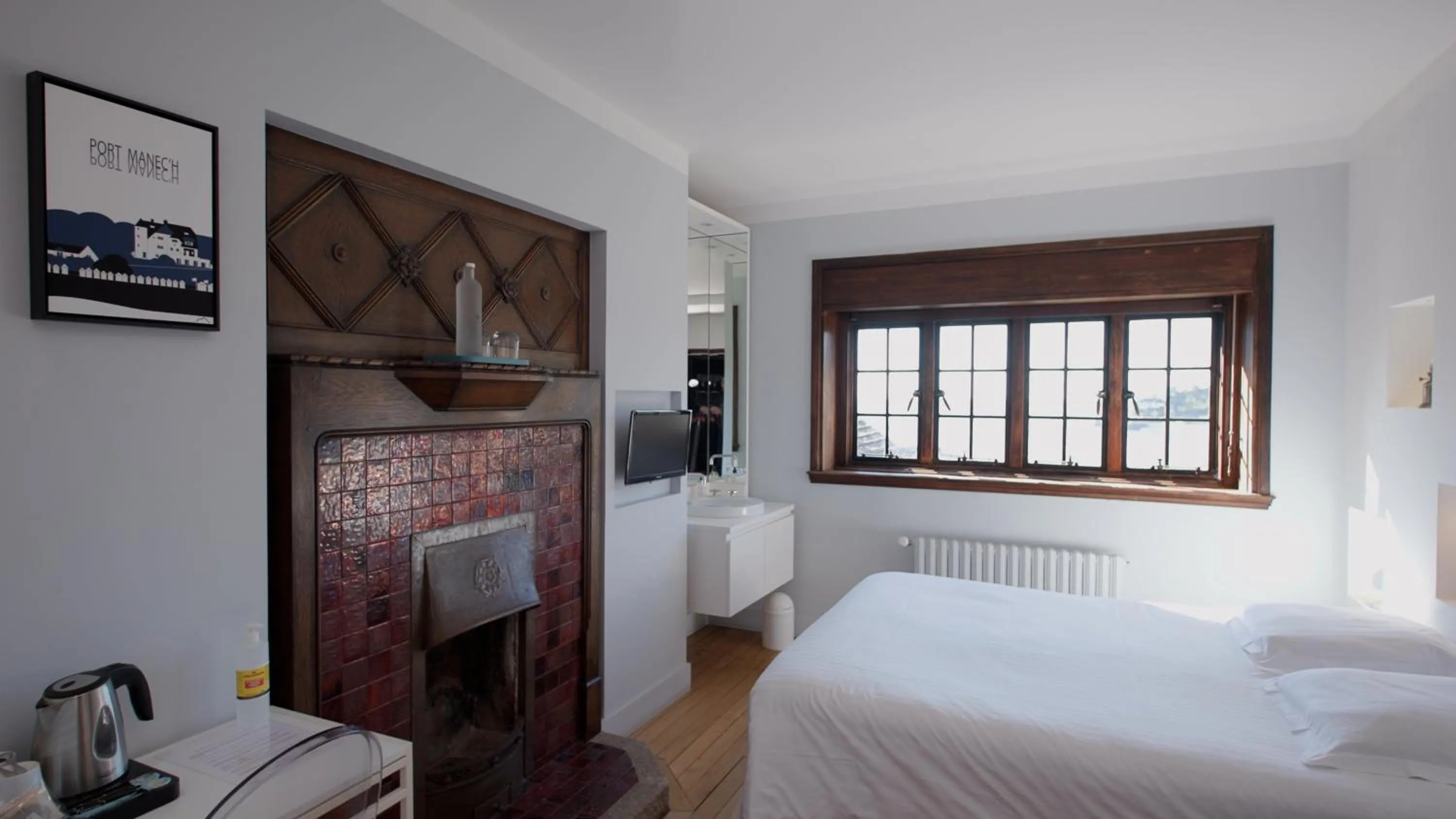 Photo of the whole room, Bed in Manoir Dalmore