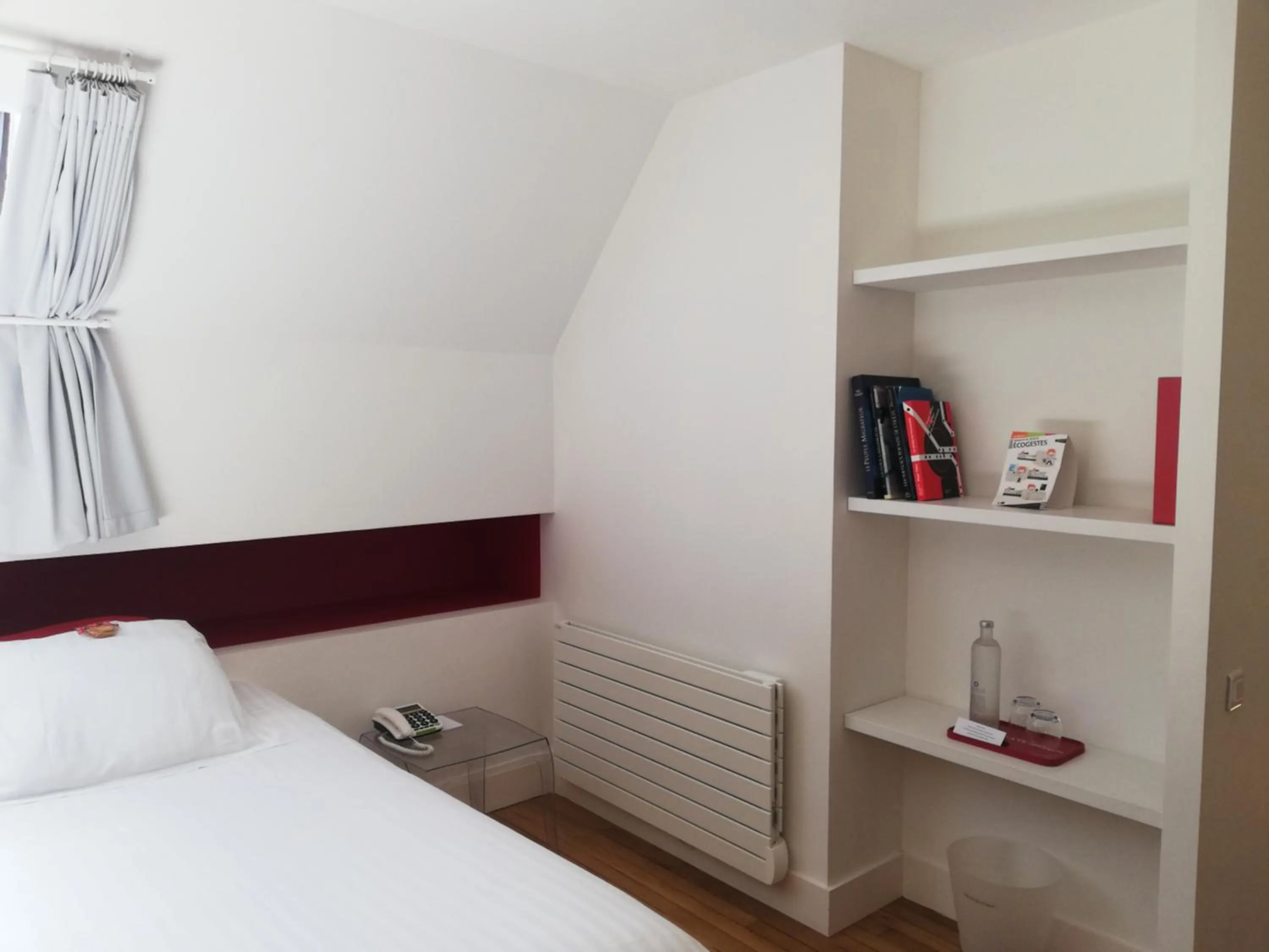 Library, Bed in Manoir Dalmore