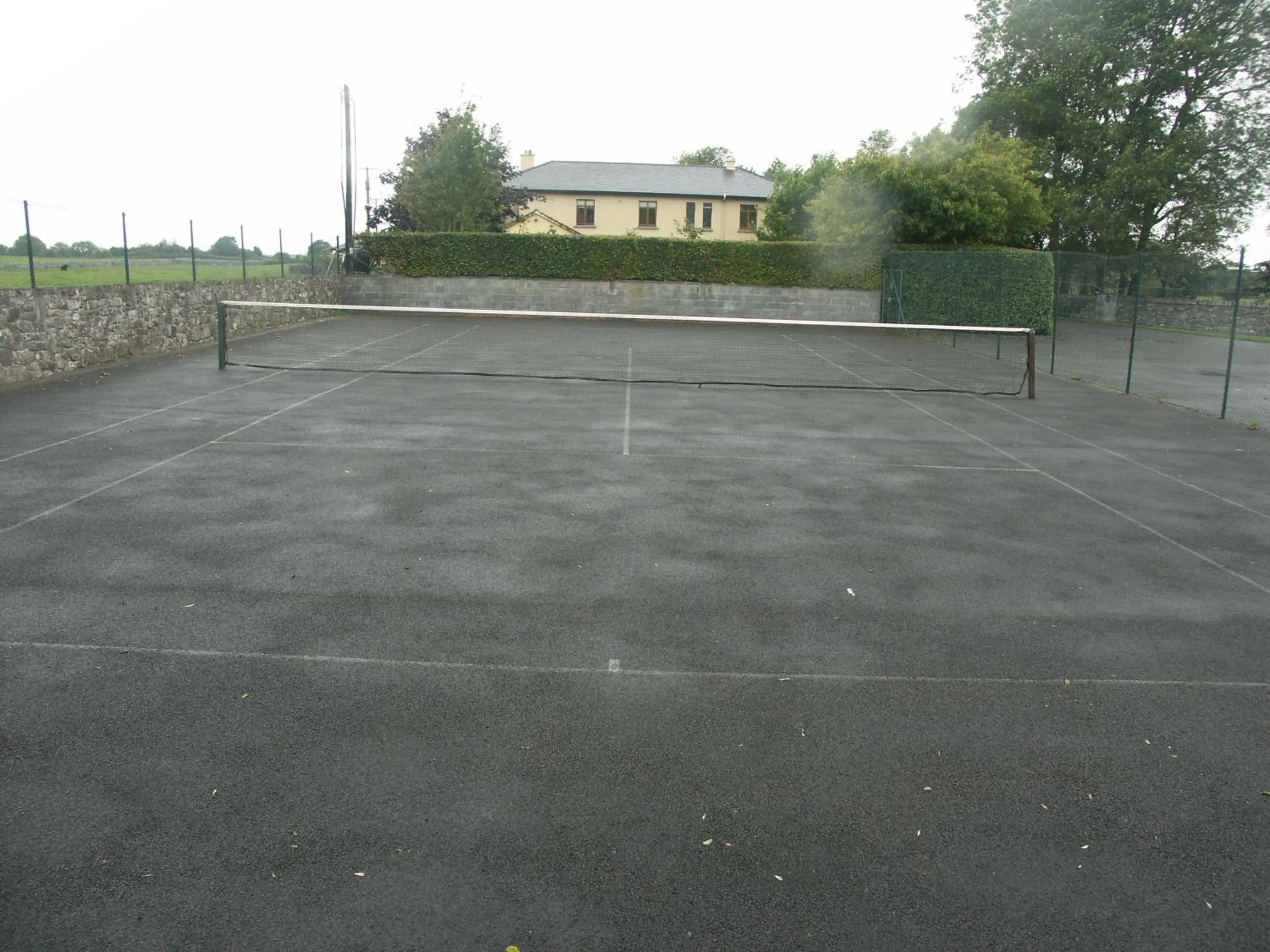 Tennis court in Cahergal Farmhouse B&B