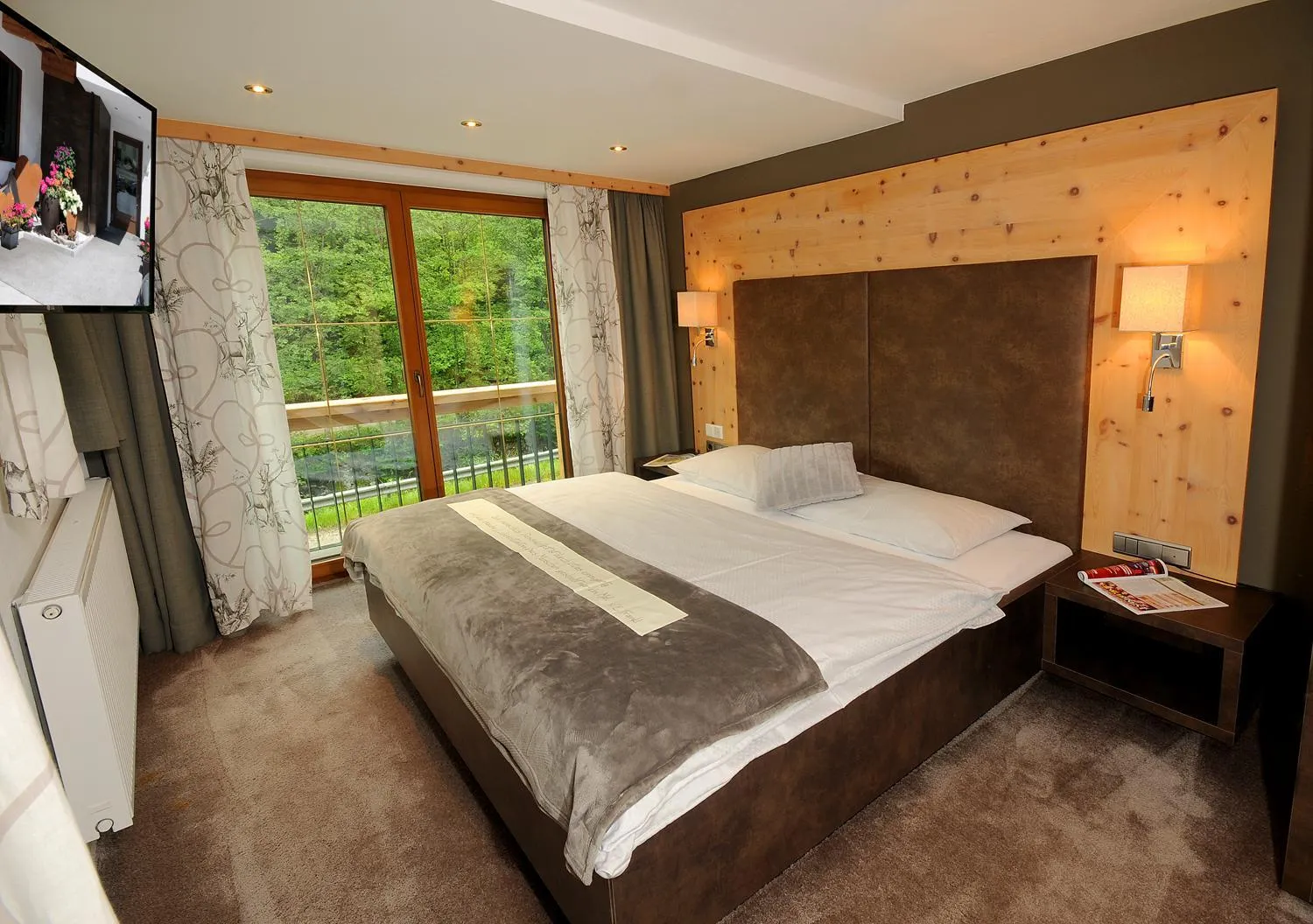 Bed in Hotel Burgschrofn