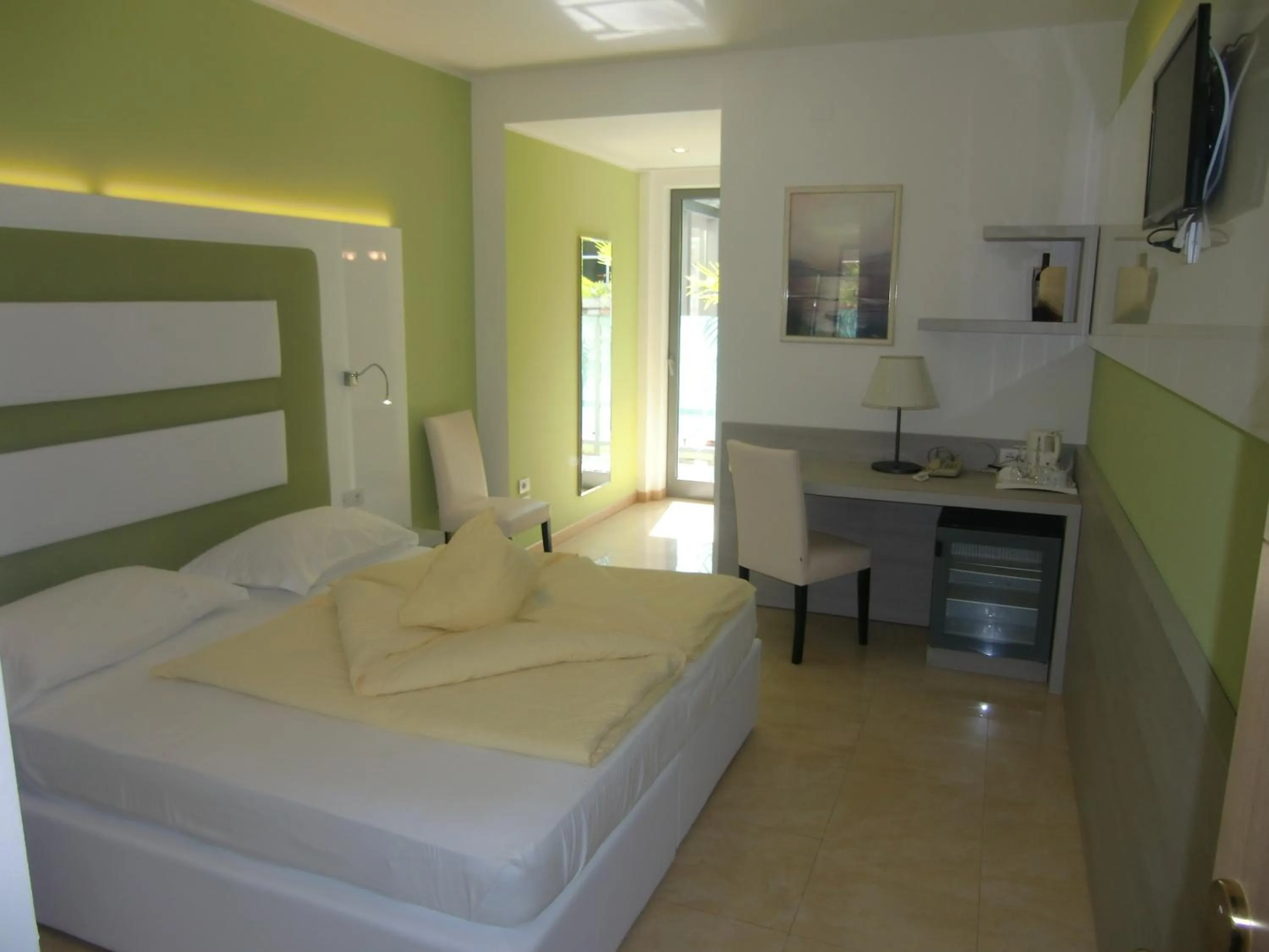 Photo of the whole room, Bed in Beach Hotel Du Lac Malcesine