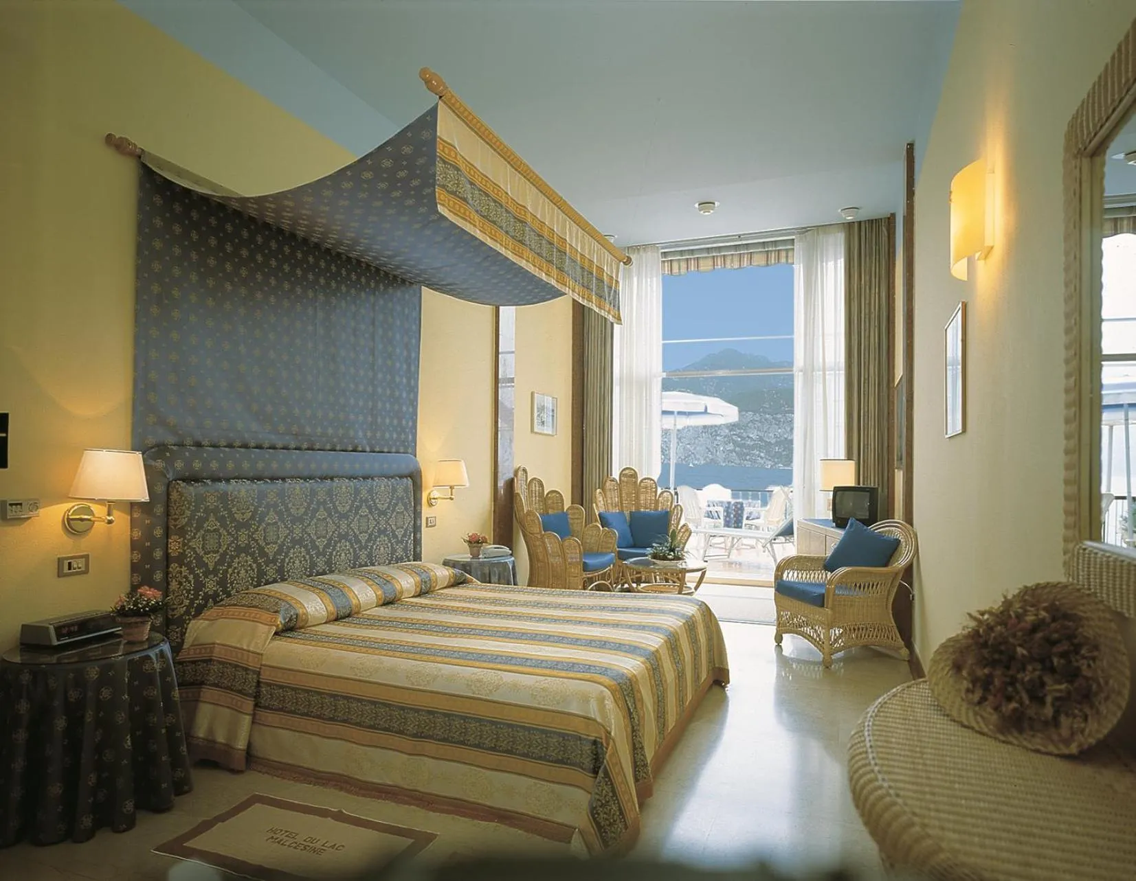 Coffee/tea facilities, Bed in Beach Hotel Du Lac Malcesine