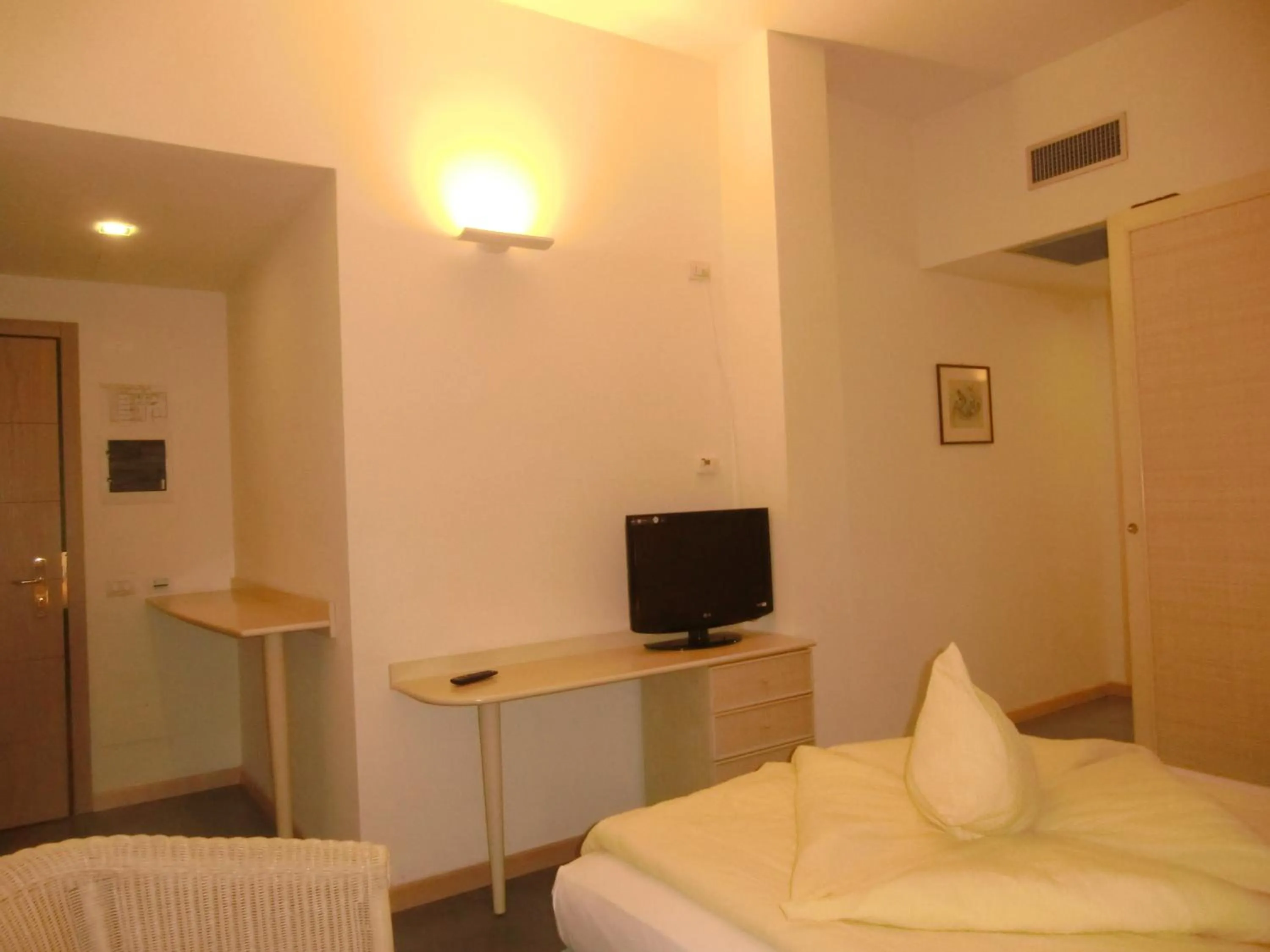 Photo of the whole room, Bed in Beach Hotel Du Lac Malcesine