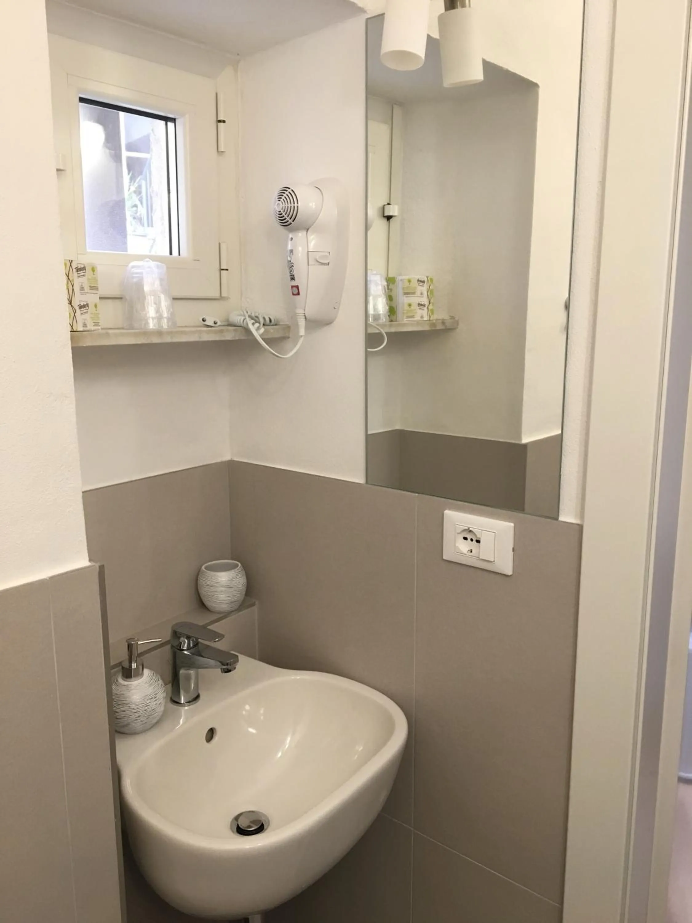 Bathroom in vernazza vacation 3