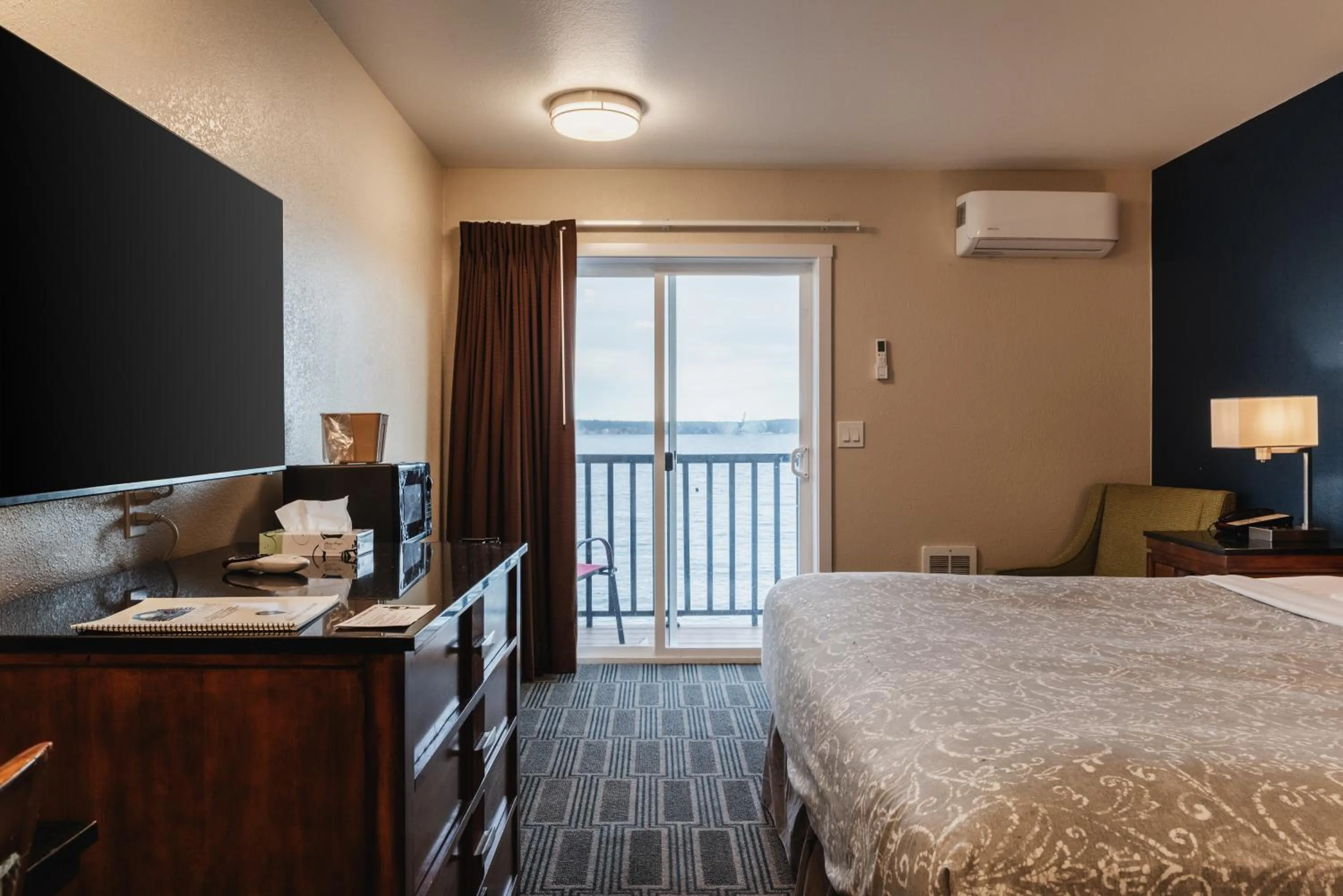 Bed in Water Front Inn