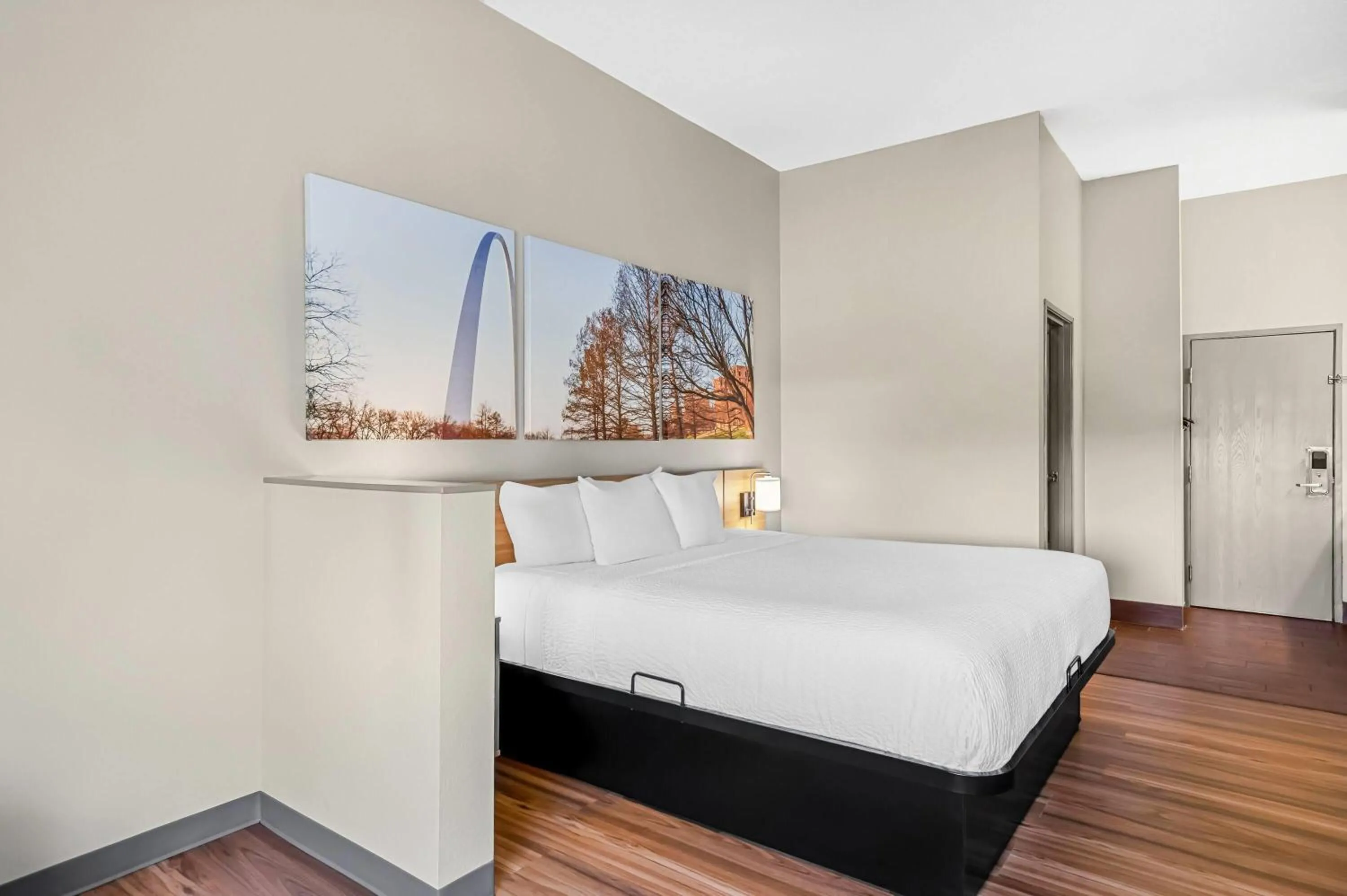 Photo of the whole room, Bed in Days Inn by Wyndham Collinsville St Louis