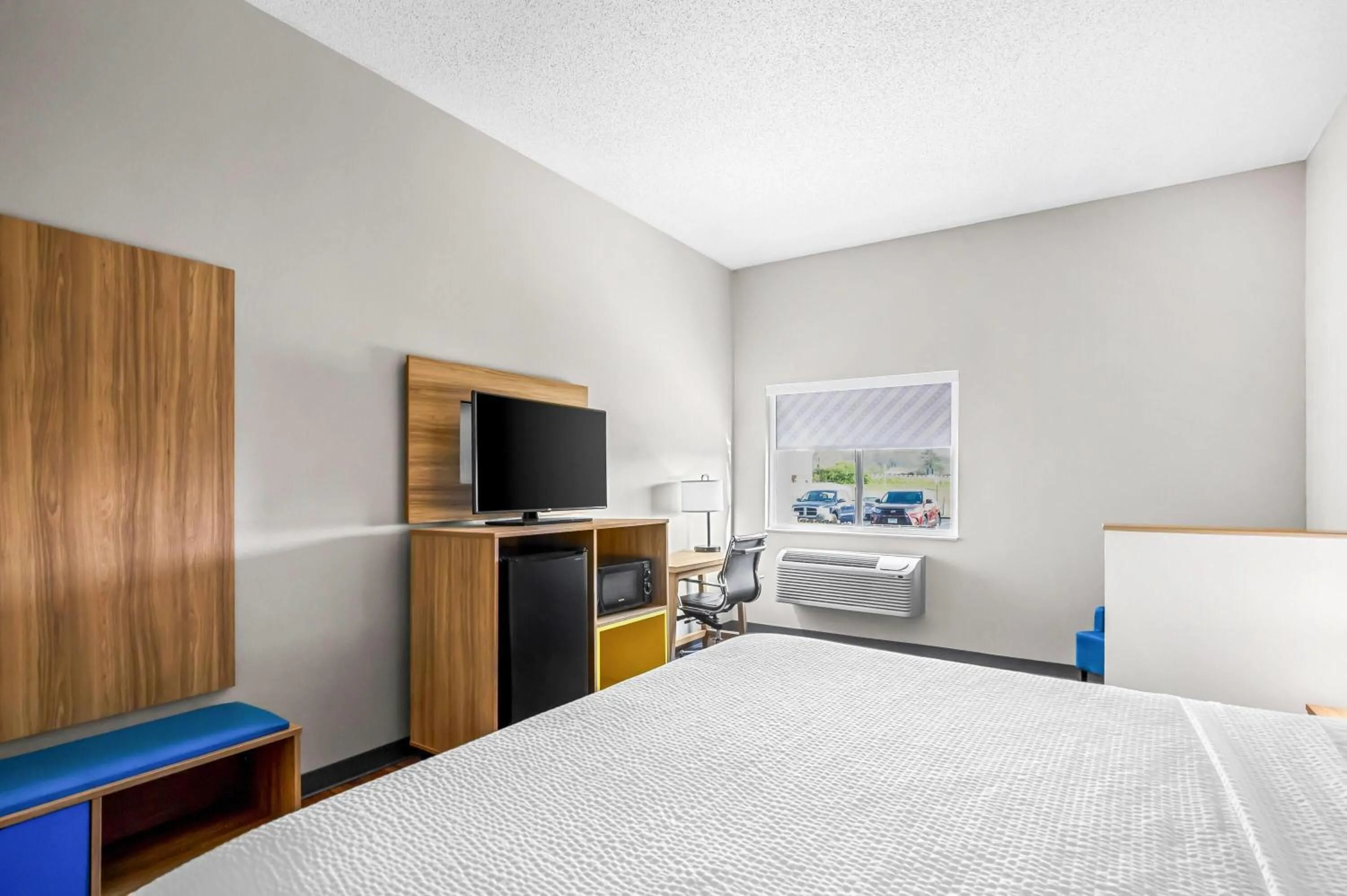 Photo of the whole room, Bed in Days Inn by Wyndham Collinsville St Louis
