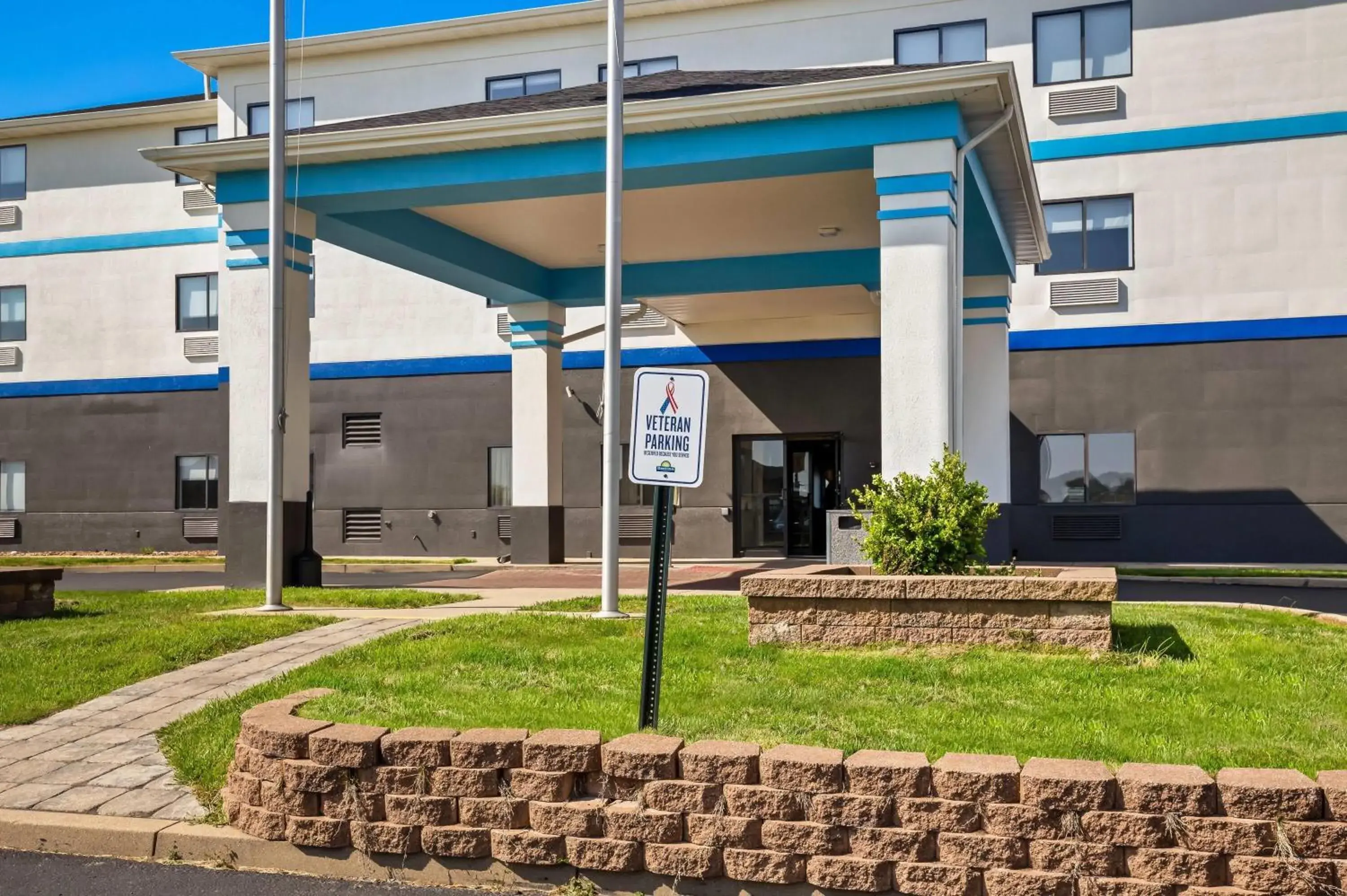 Property building in Days Inn by Wyndham Collinsville St Louis Property building in Days Inn by Wyndham Collinsville St Louis