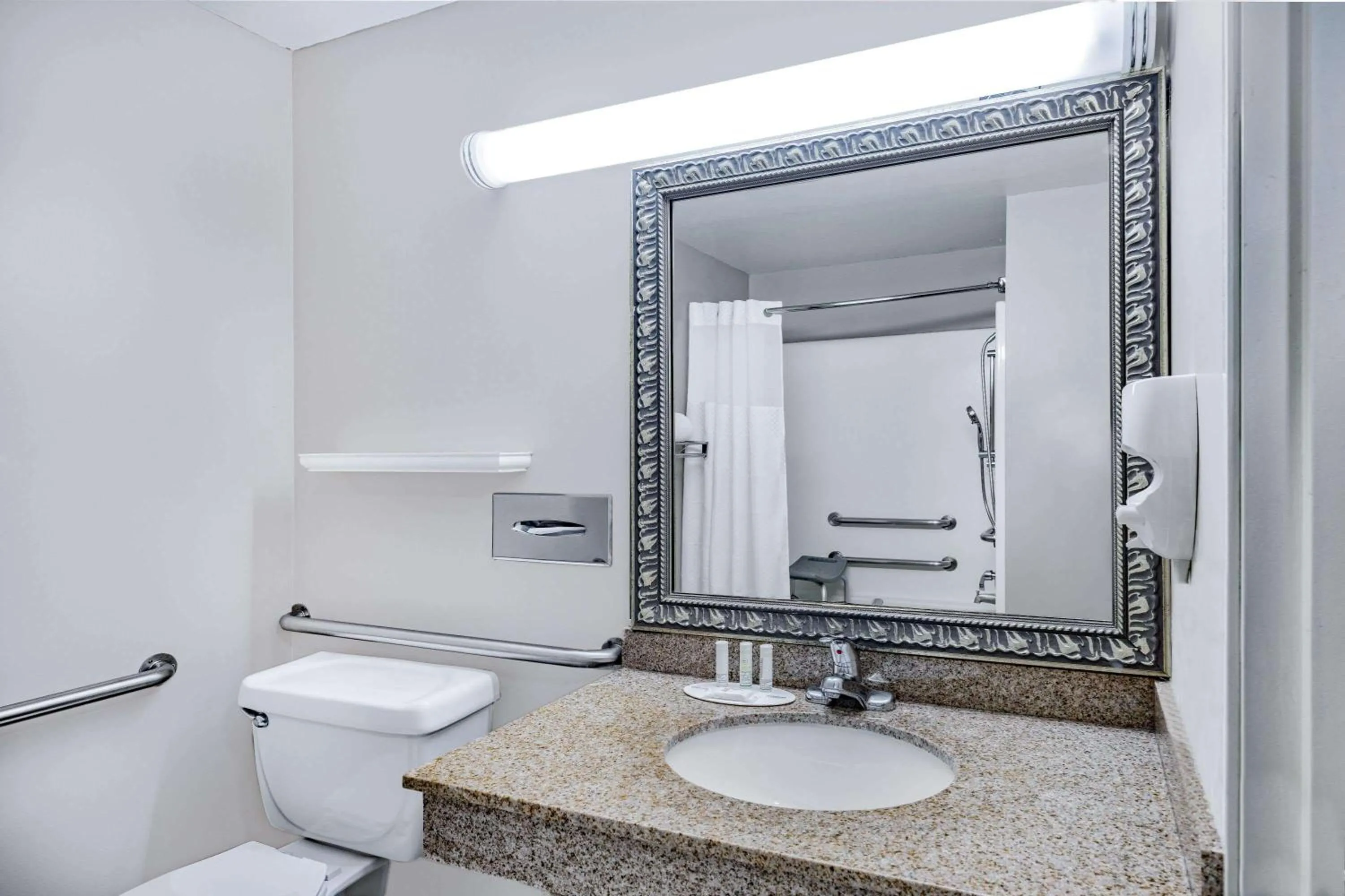 TV and multimedia in Baymont by Wyndham Gurnee