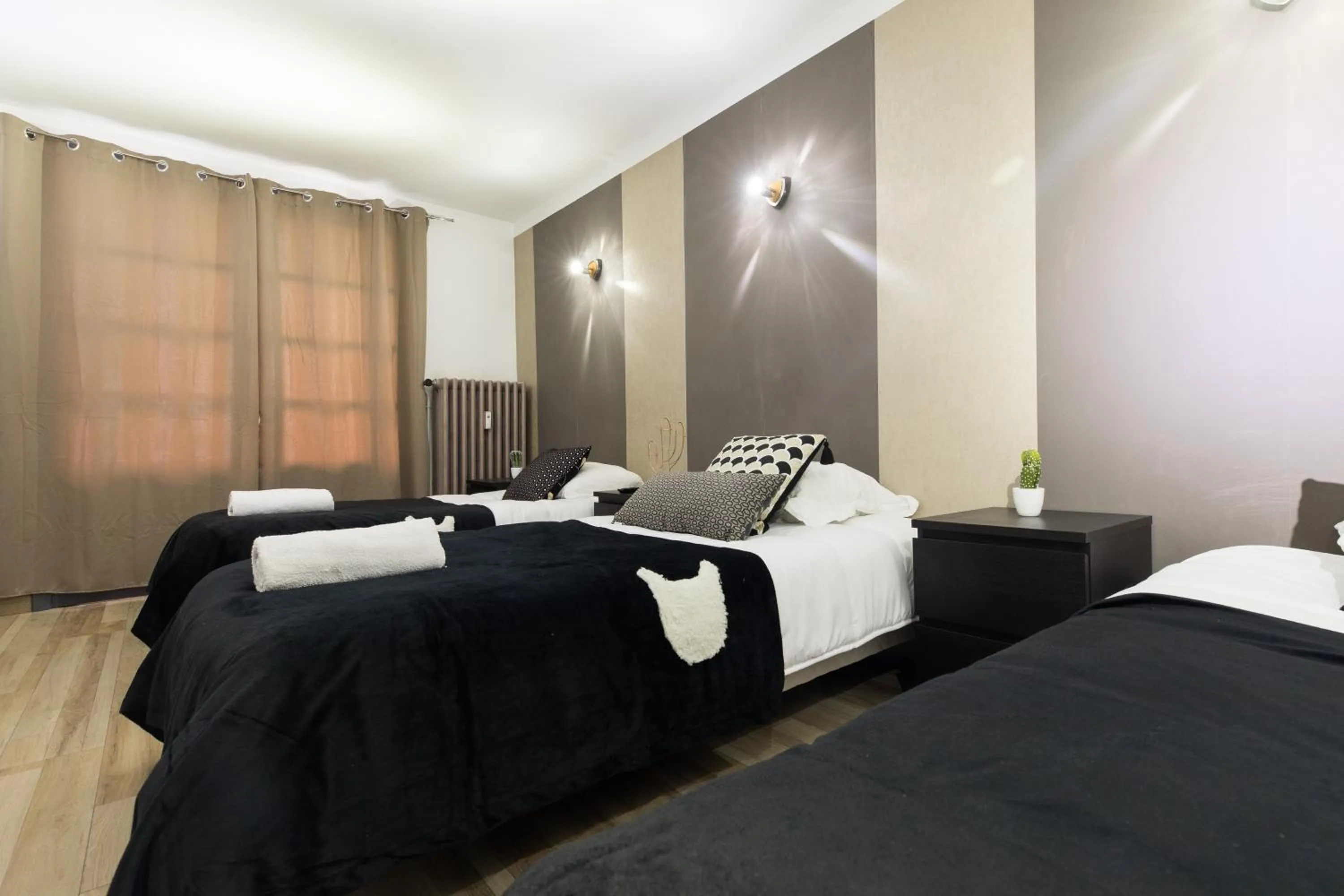 Photo of the whole room, Bed in Hôtel des Beaux Arts