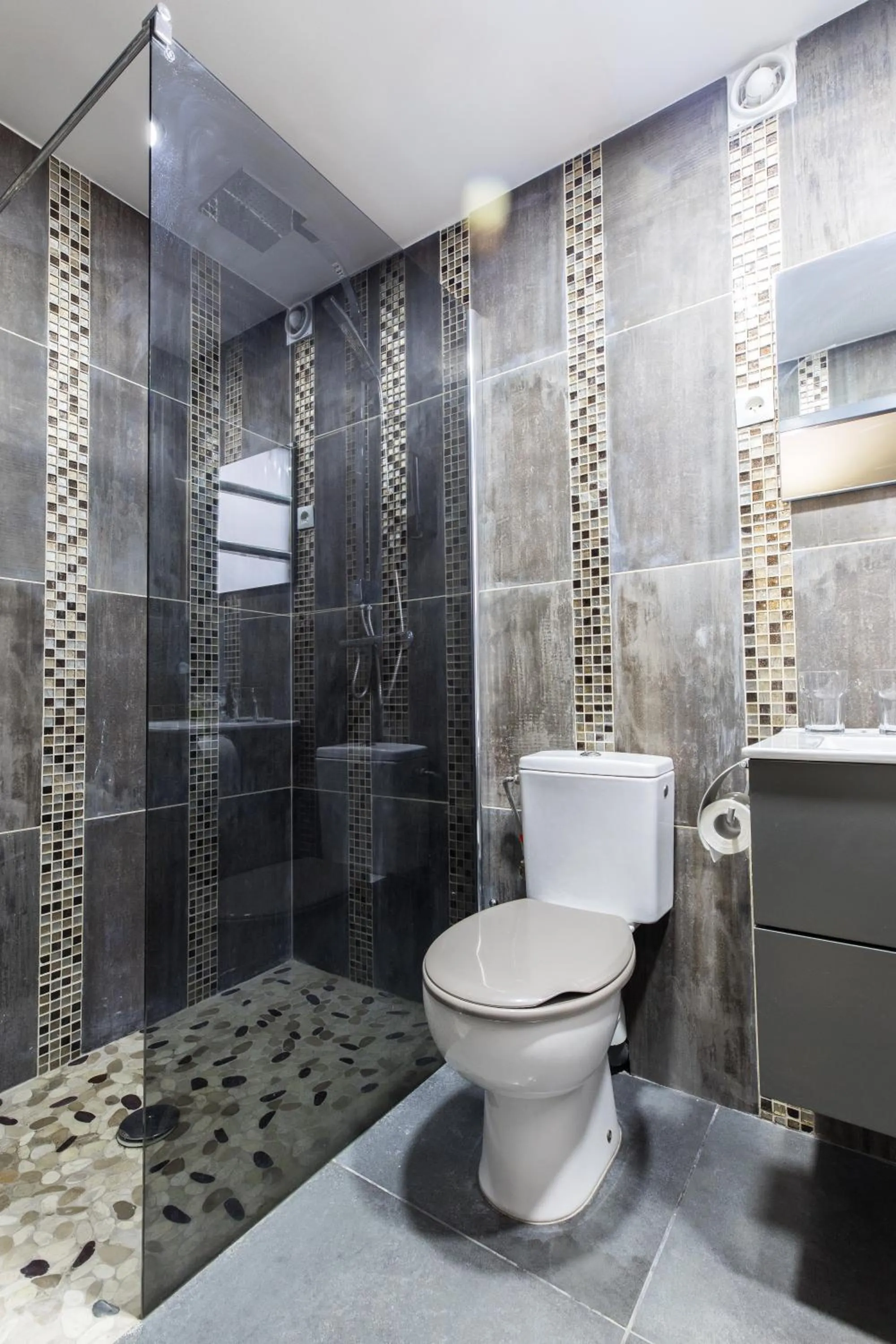 Shower in Hôtel des Beaux Arts