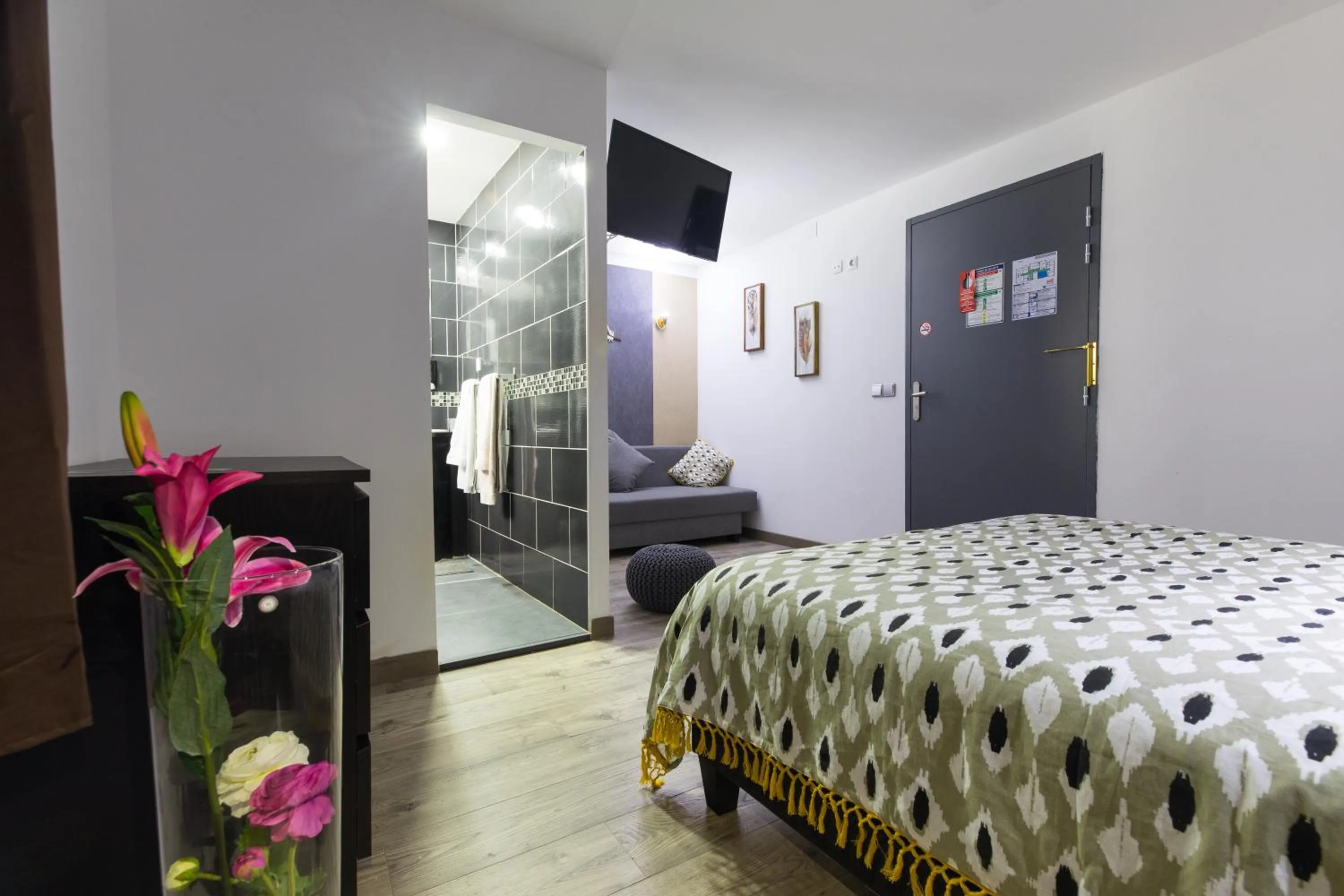 Photo of the whole room, Bed in Hôtel des Beaux Arts