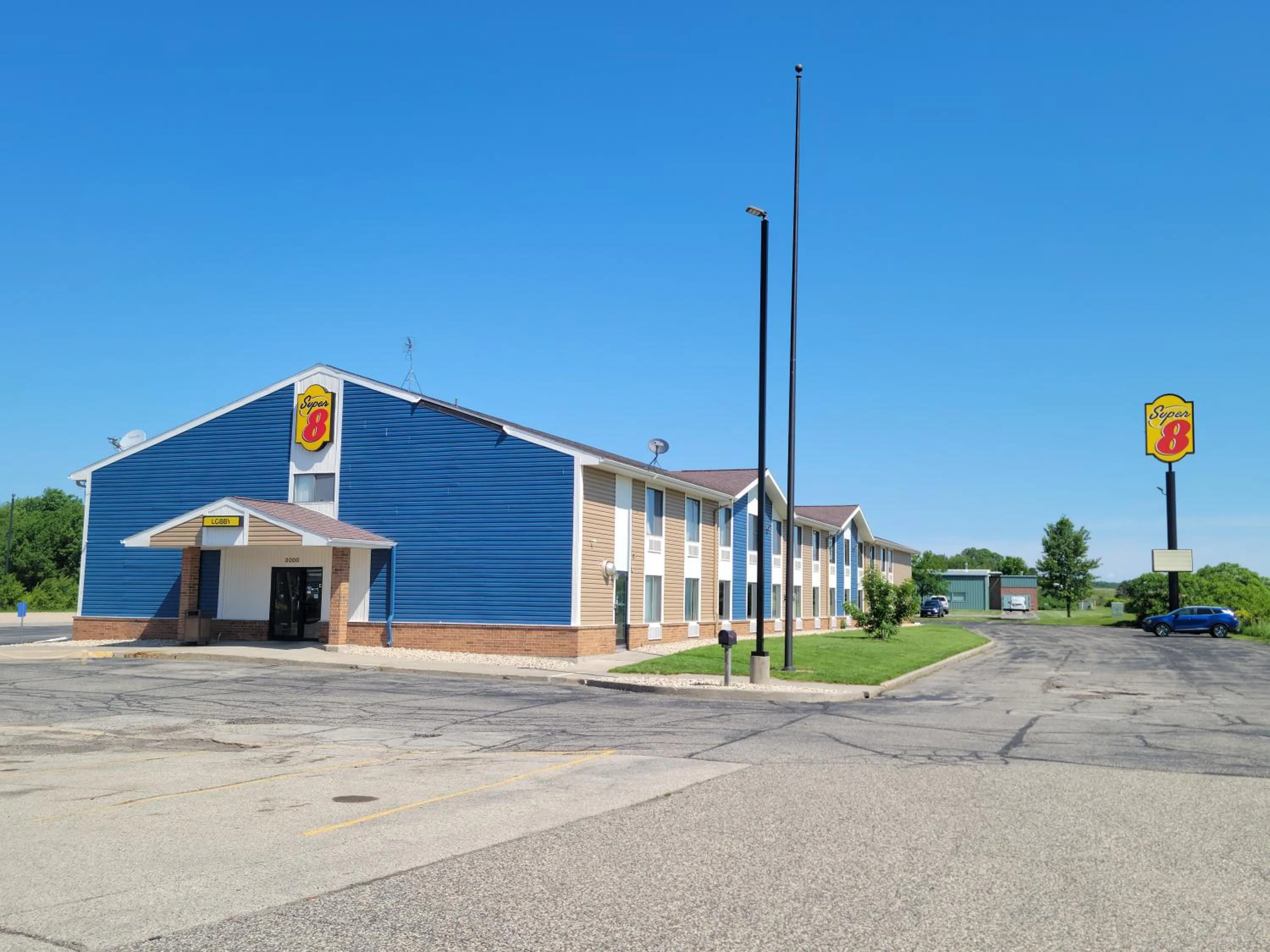 Facade/entrance in Super 8 by Wyndham Portage