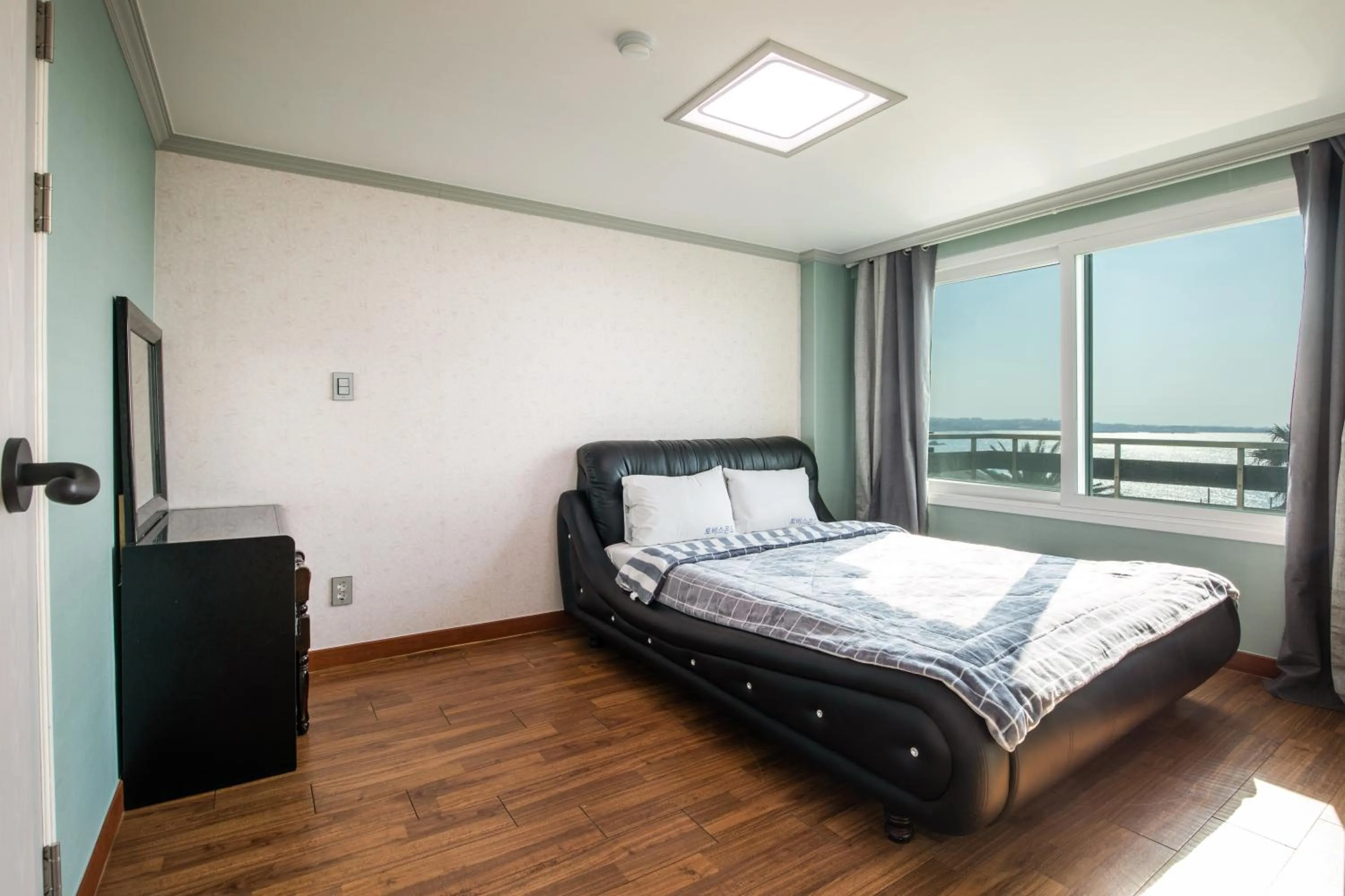 Bed in jeju Tovice Condo Ocean