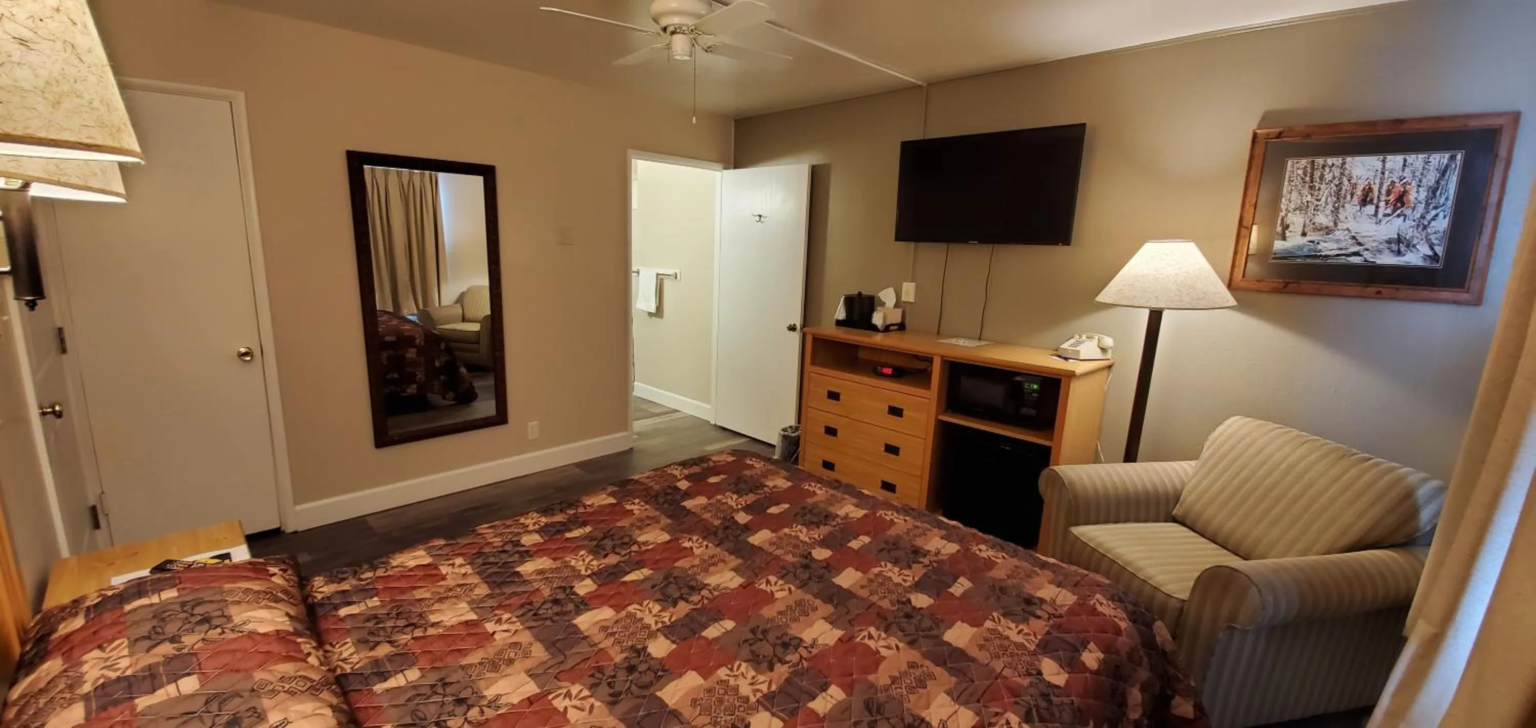 Photo of the whole room, Bed in Bridge Street Inn