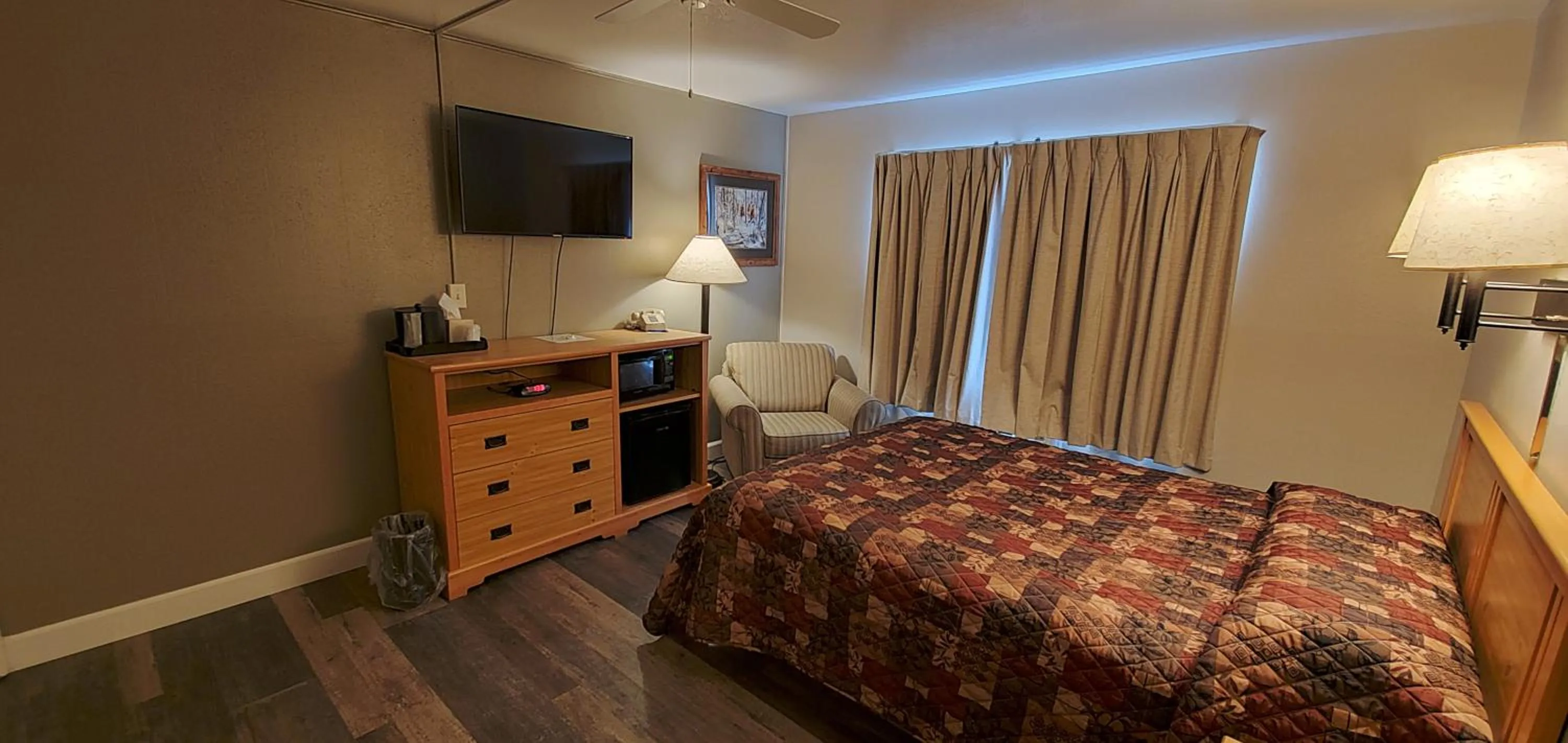 Photo of the whole room, Bed in Bridge Street Inn