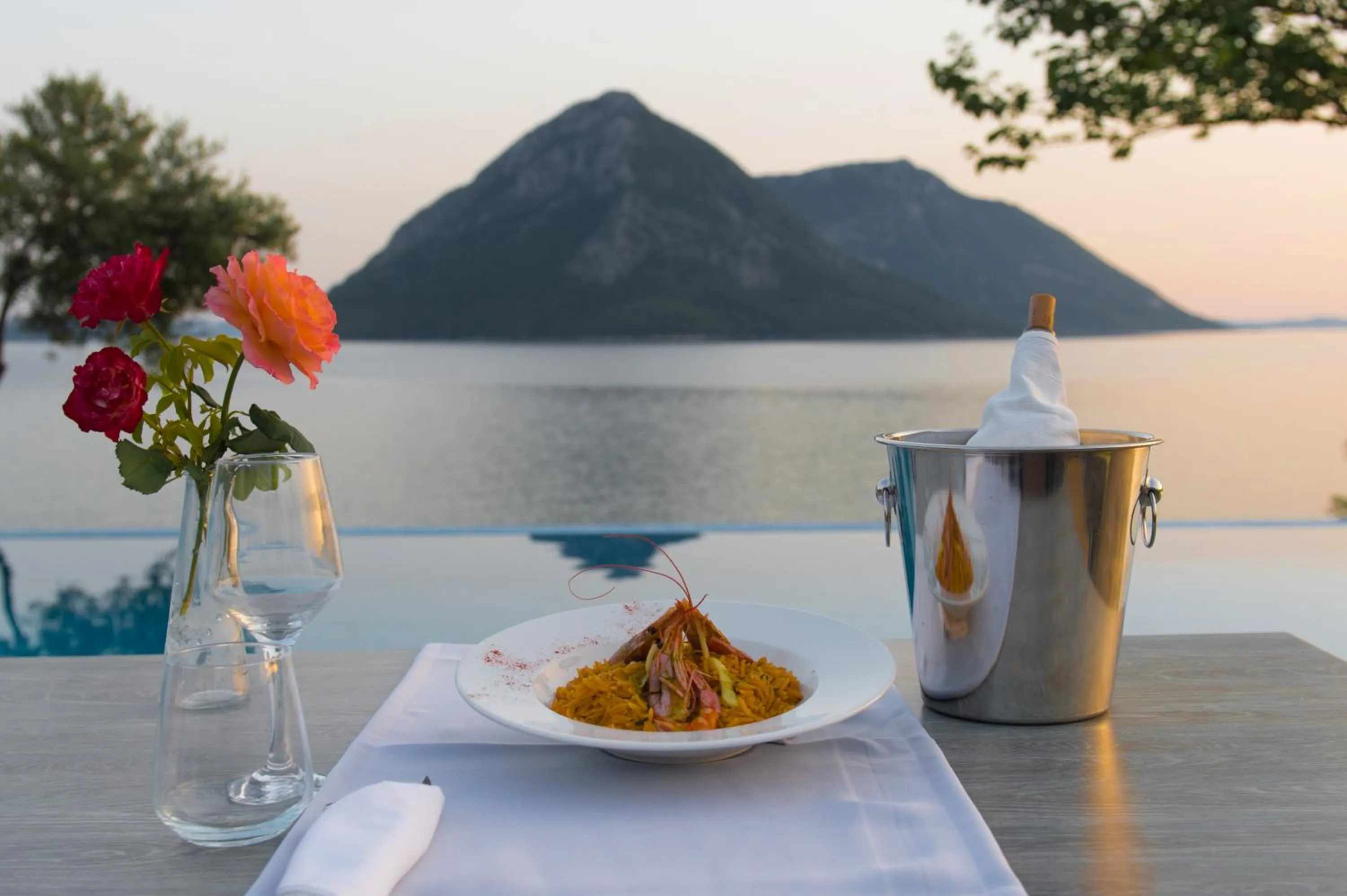 Restaurant/places to eat in Thesmos Village