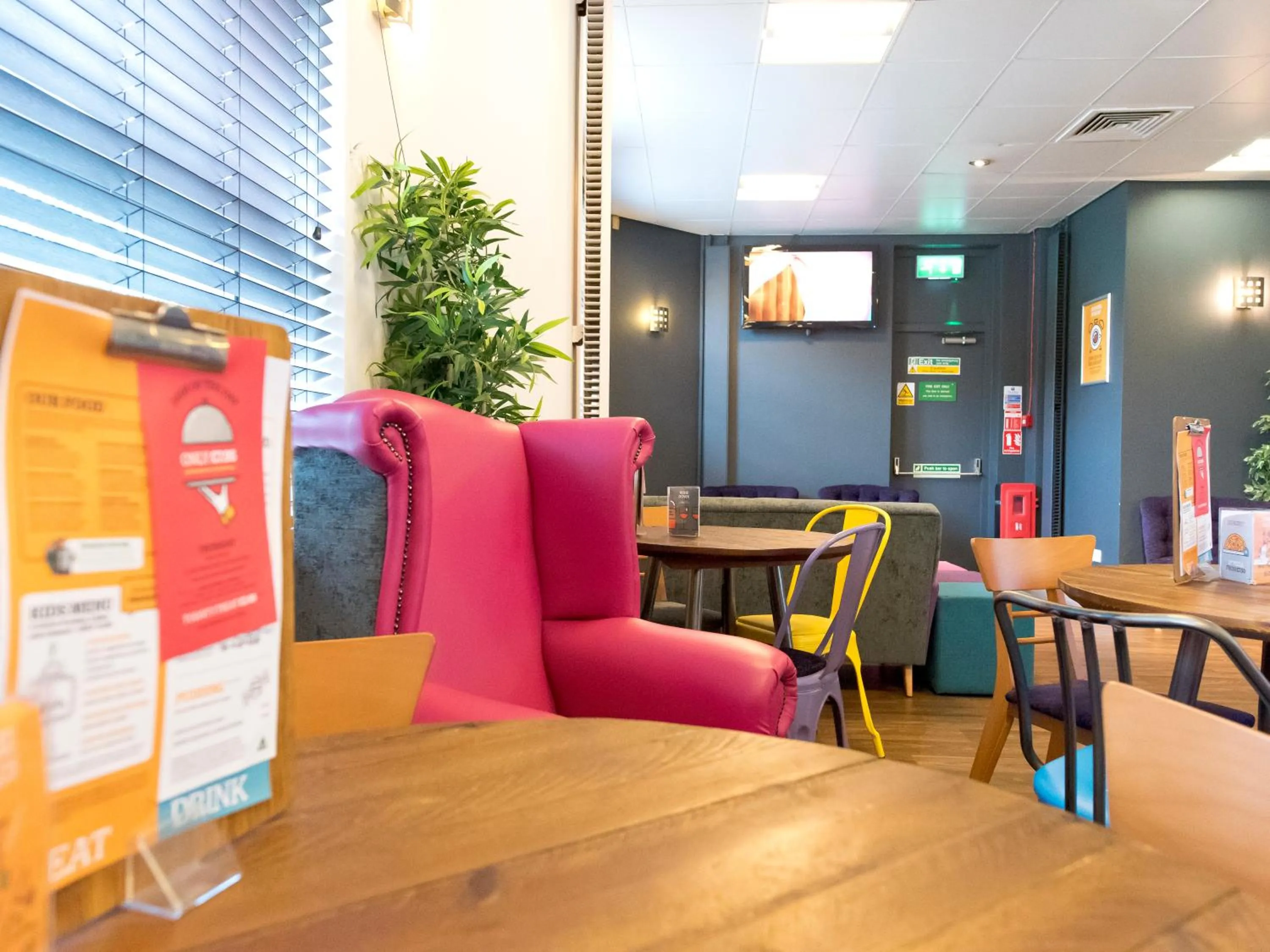 Restaurant/places to eat in YHA London Thameside