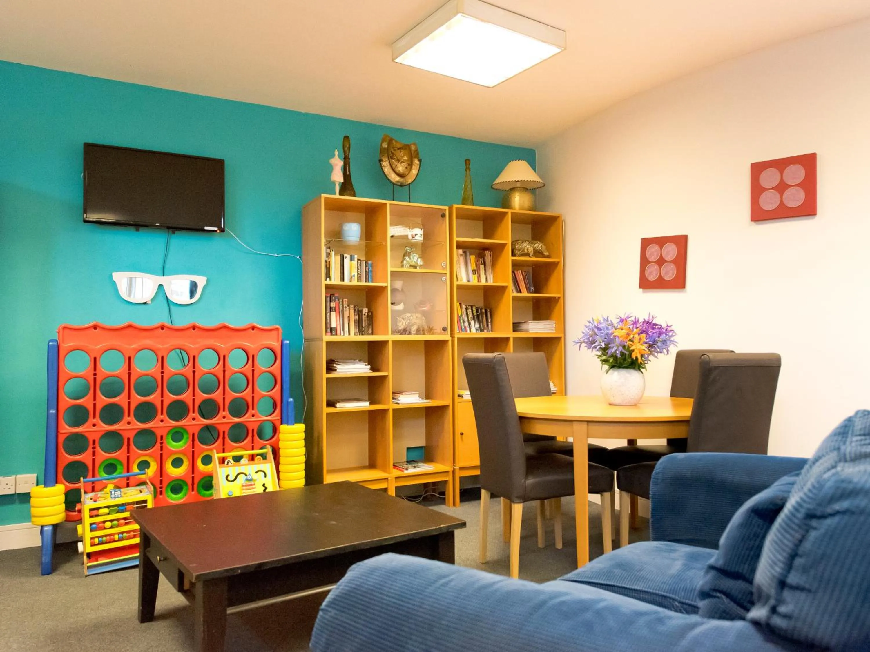 Communal lounge/ TV room in YHA London Thameside