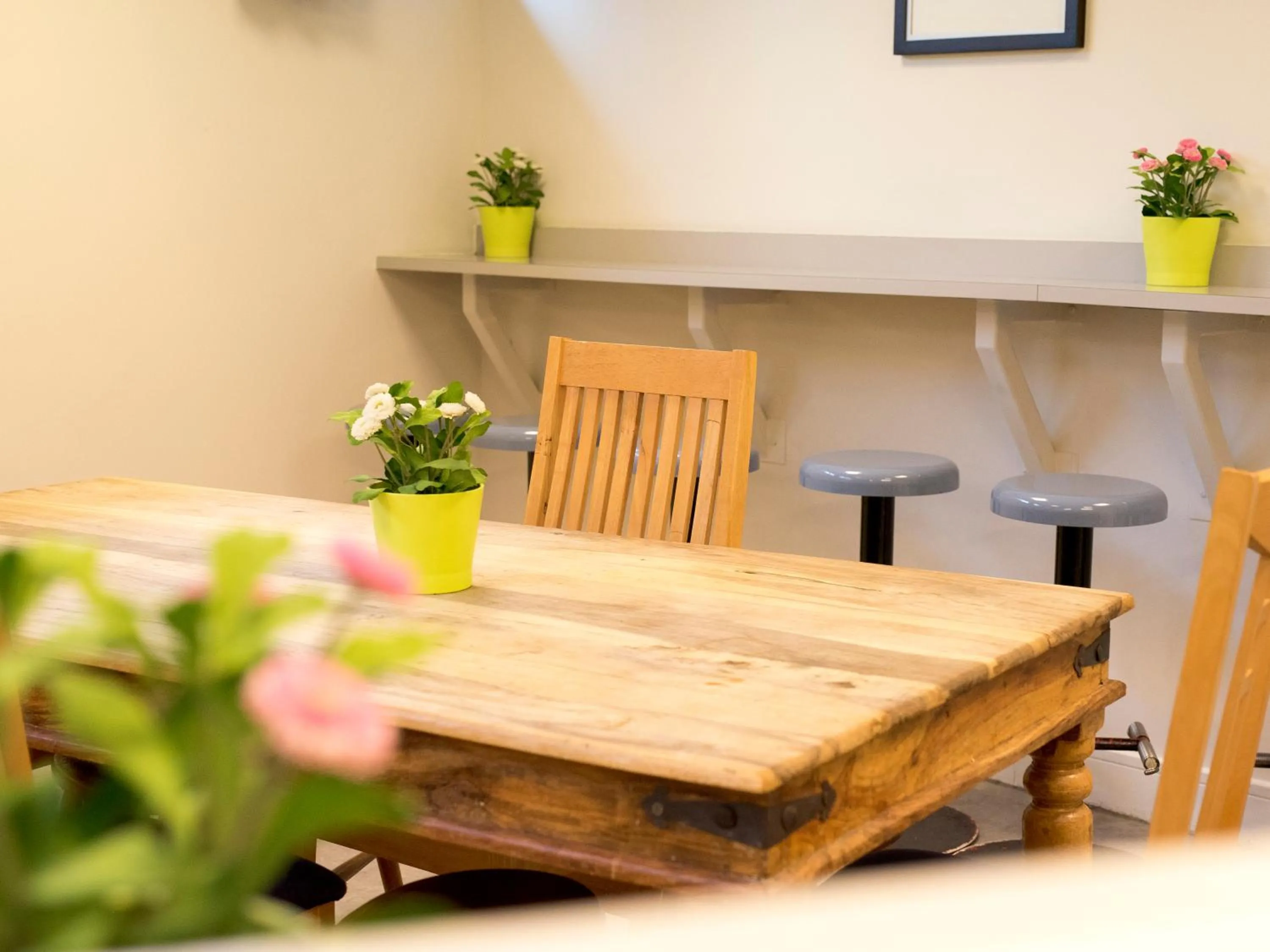 Seating area in YHA London Thameside