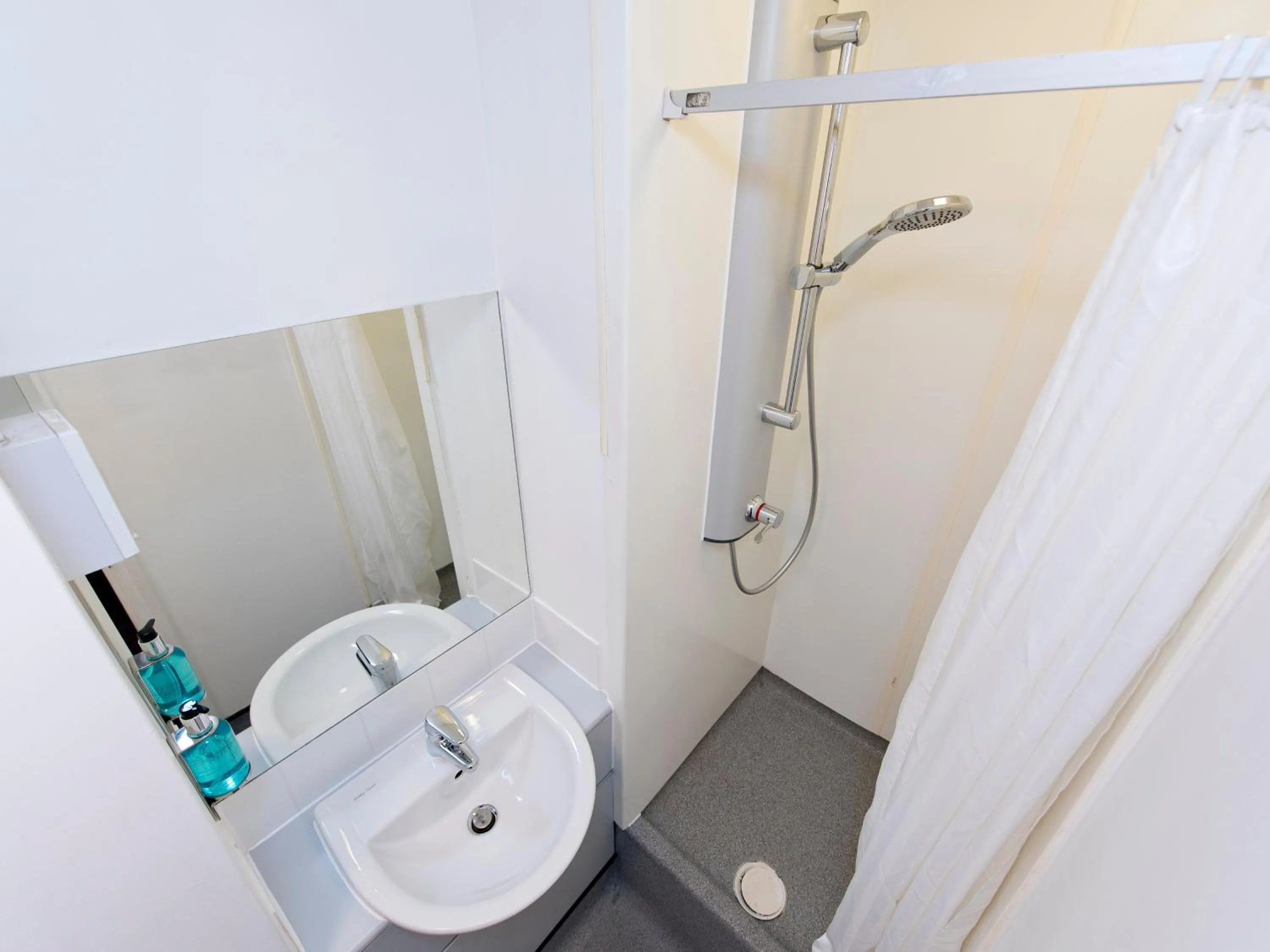 Shower in YHA London Thameside
