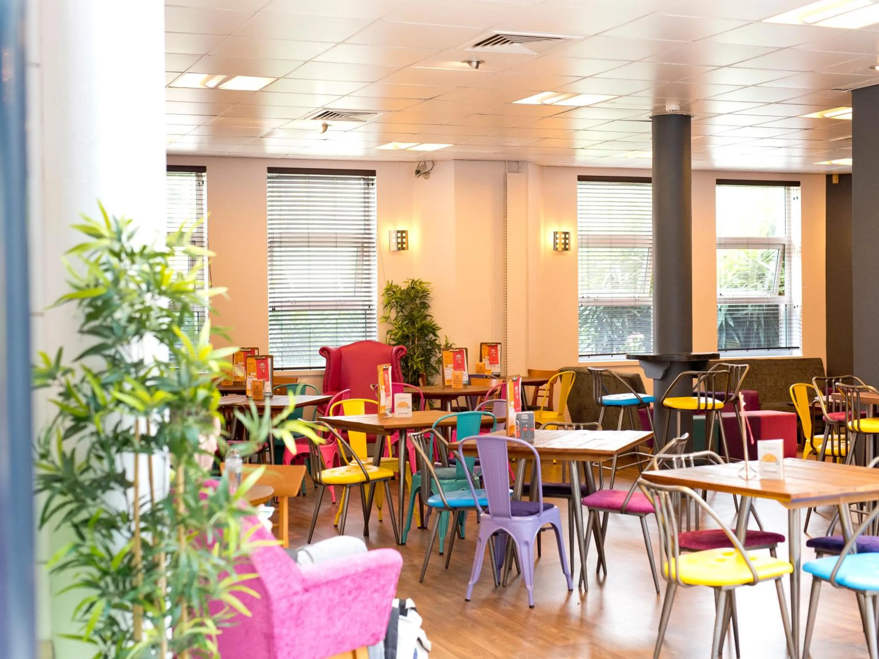 Restaurant/places to eat in YHA London Thameside