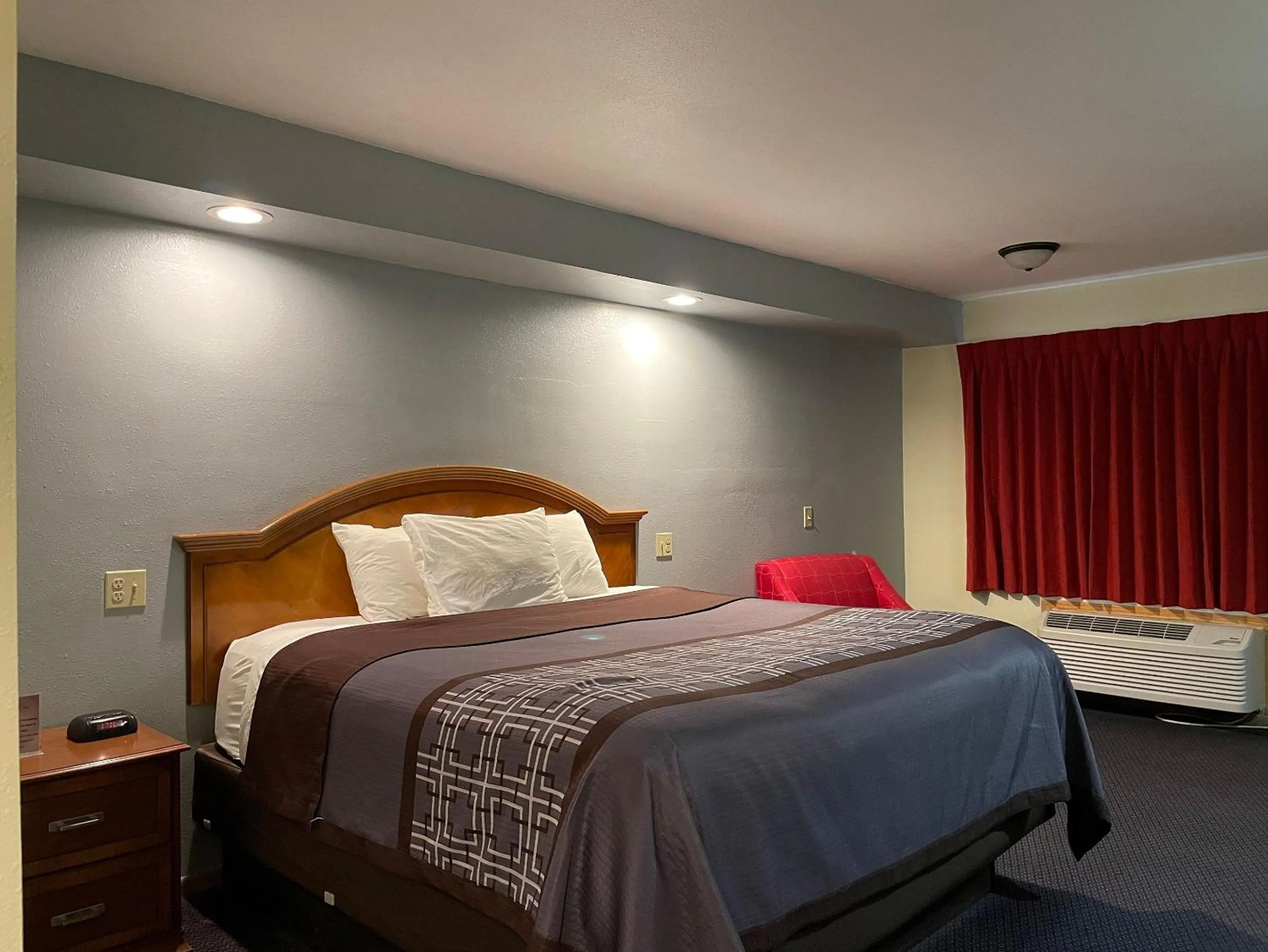 Bed in Campus Inn Baraboo