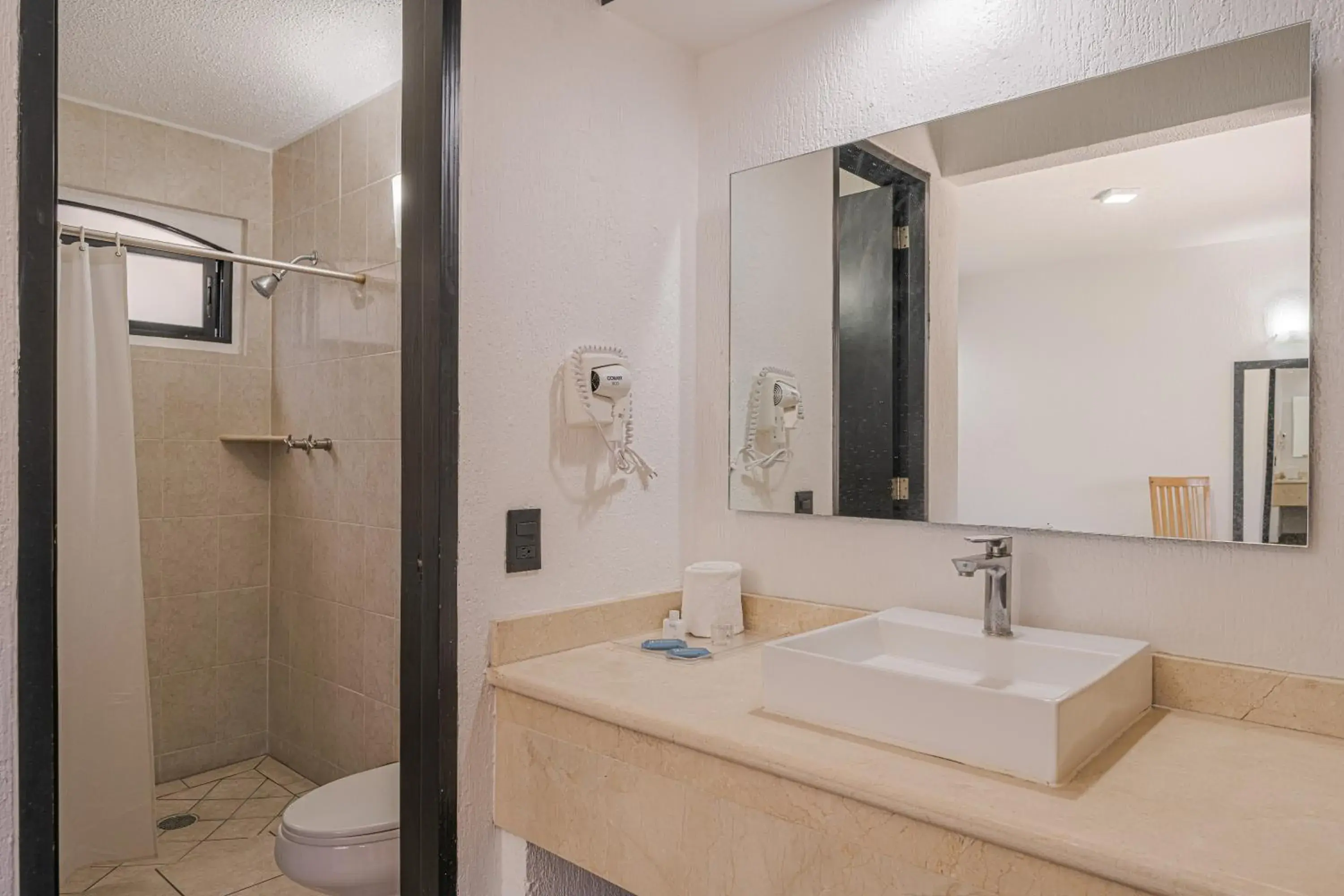 Bathroom in Hotel Malibu Bathroom in Hotel Malibu