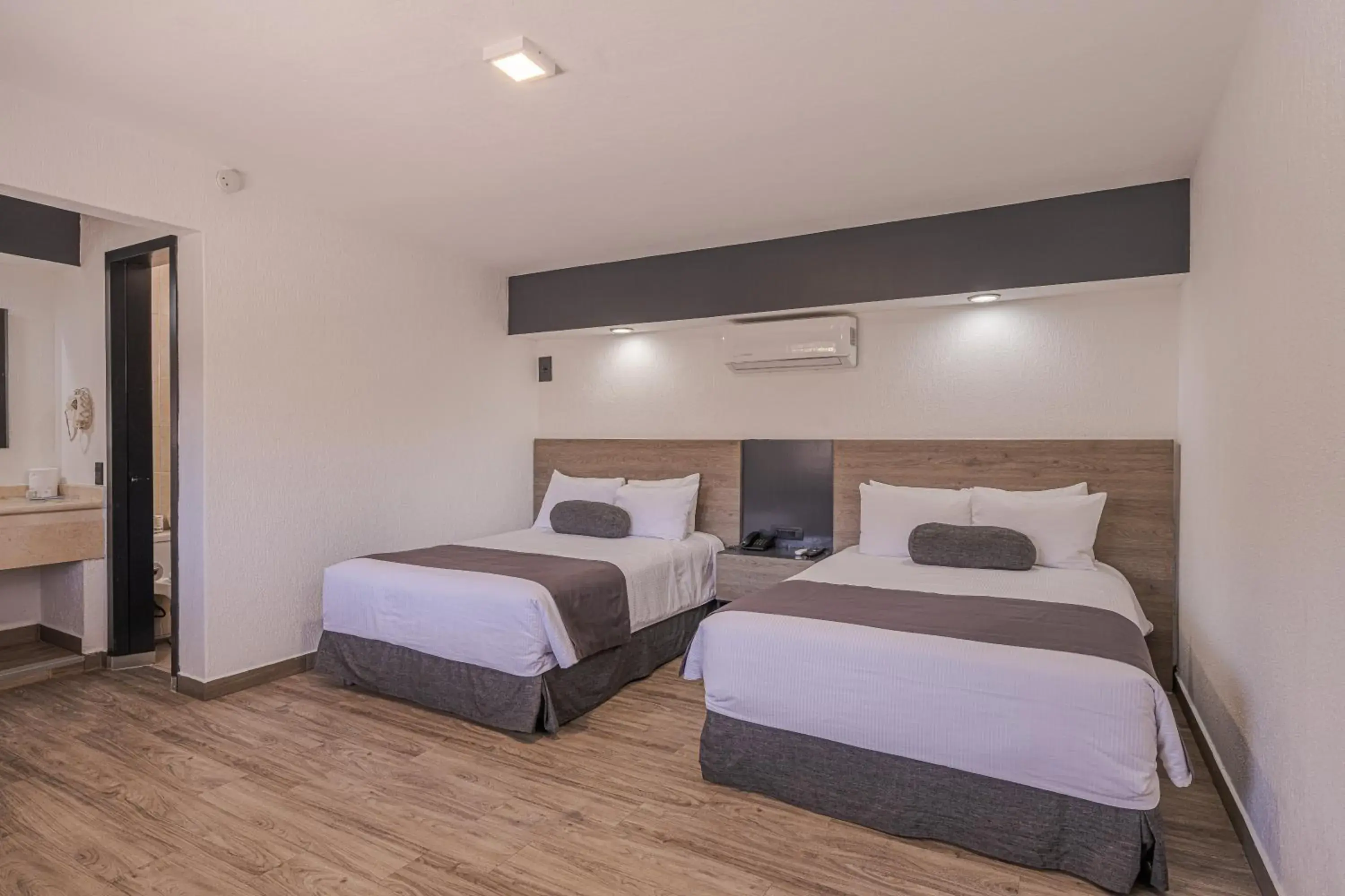 Photo of the whole room, Bed in Hotel Malibu Photo of the whole room, Bed in Hotel Malibu