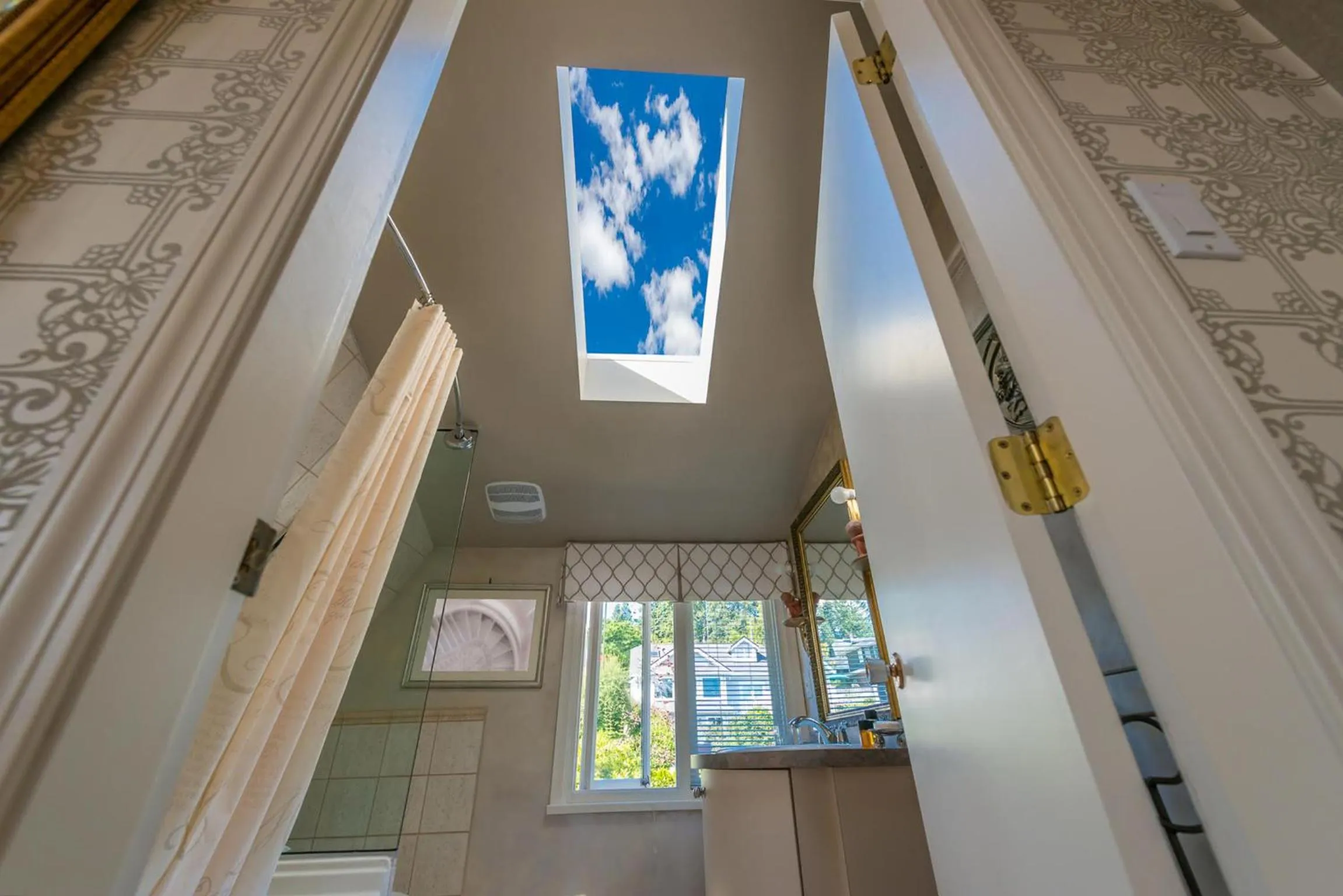 Bathroom in Crystal's View Bed & Breakfast