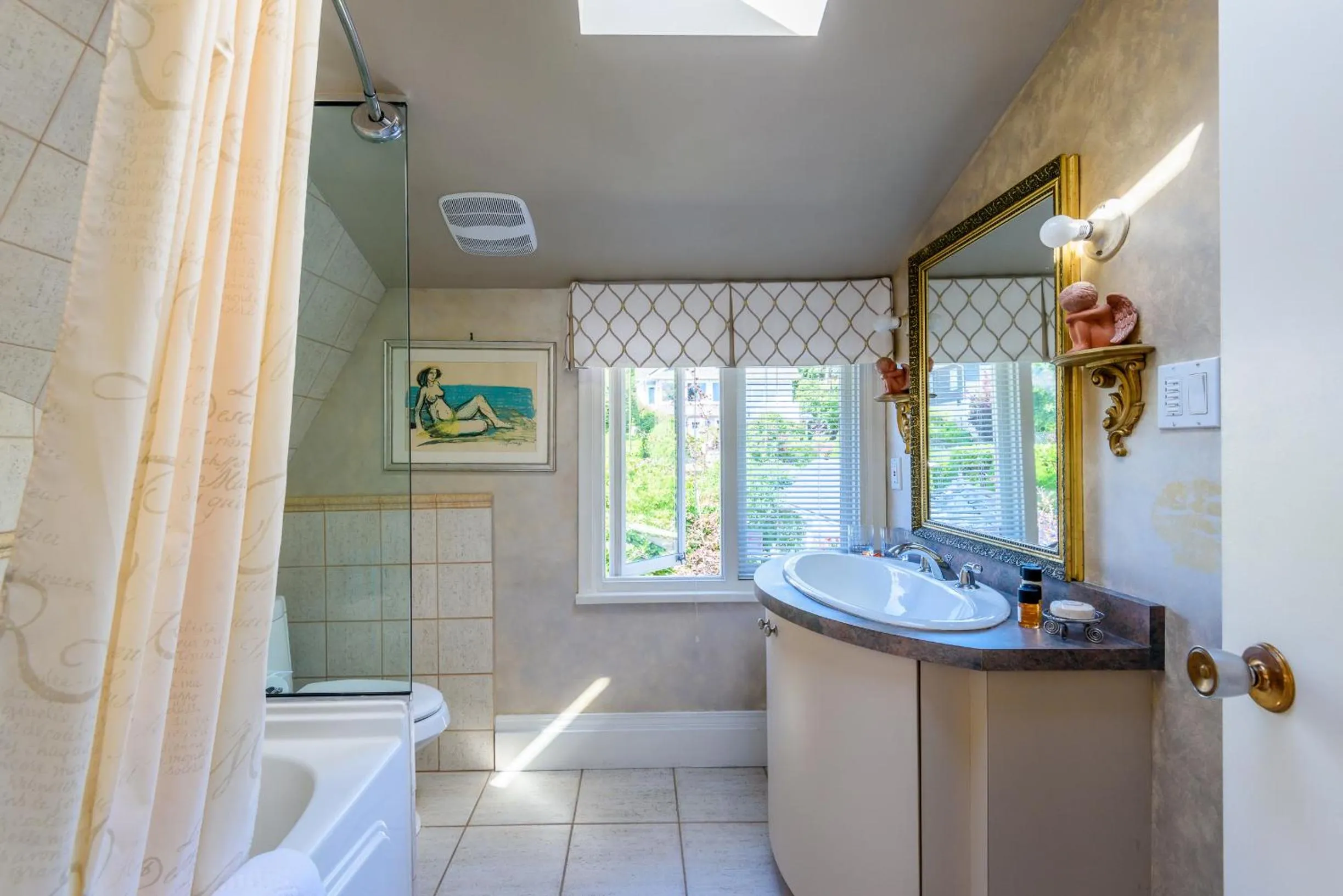 Bathroom in Crystal's View Bed & Breakfast