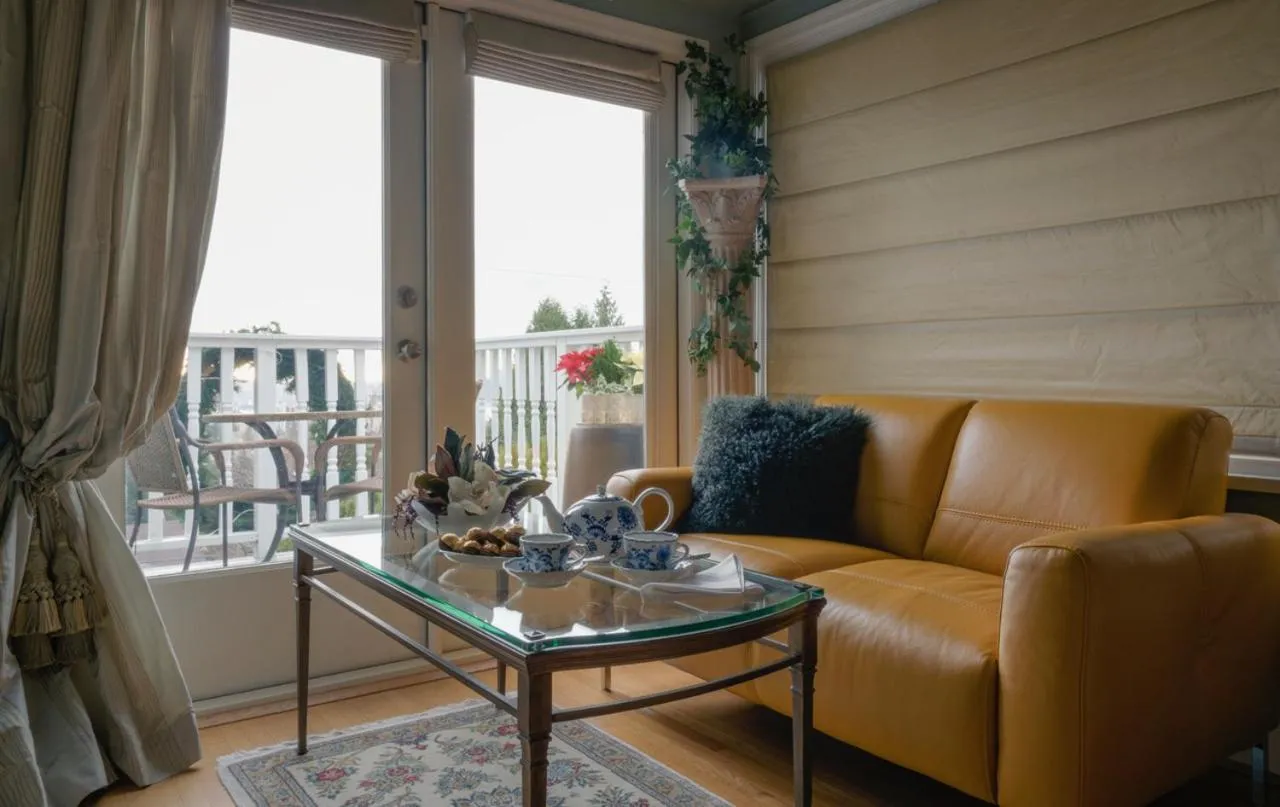 Seating area in Crystal's View Bed & Breakfast