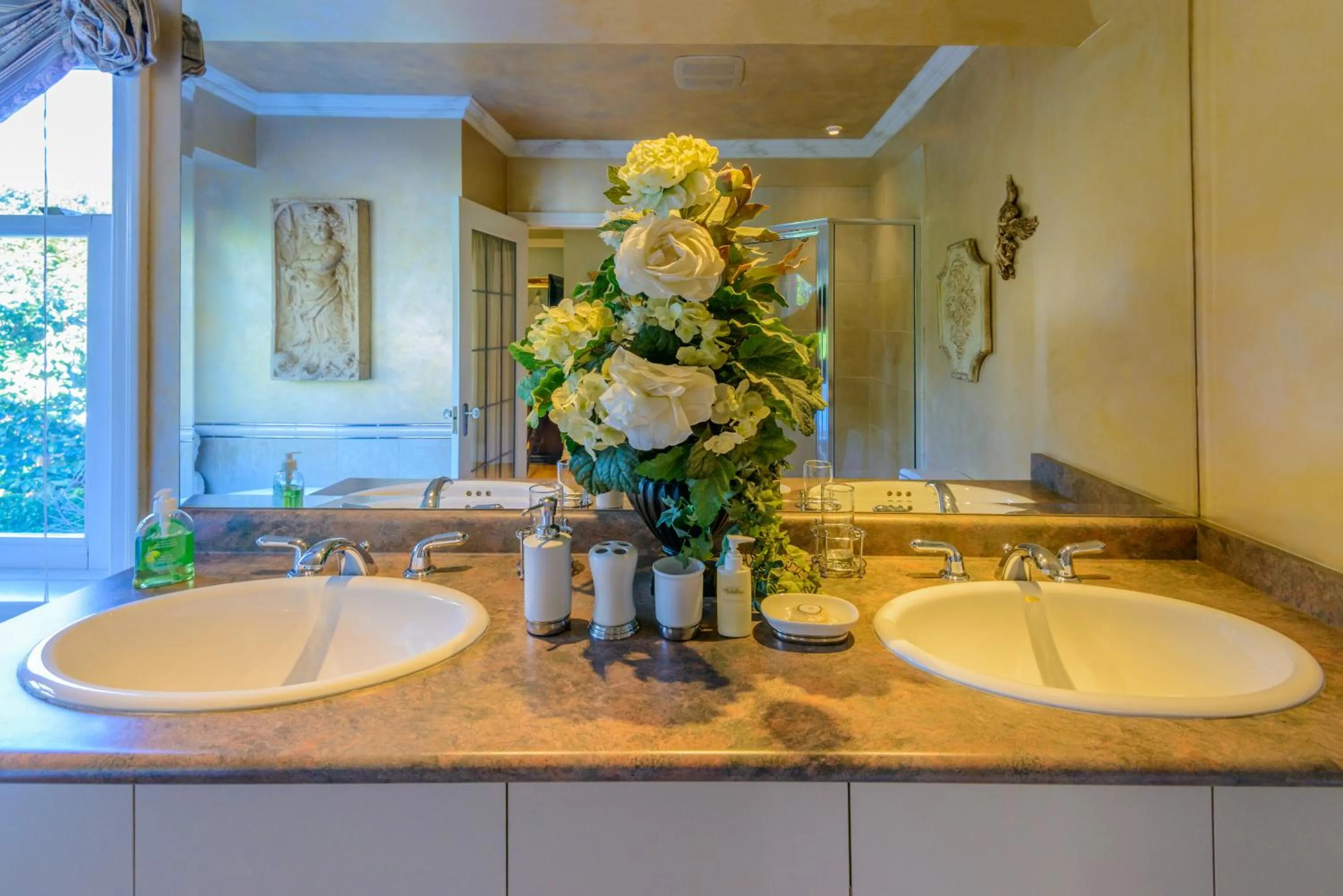 Bathroom in Crystal's View Bed & Breakfast