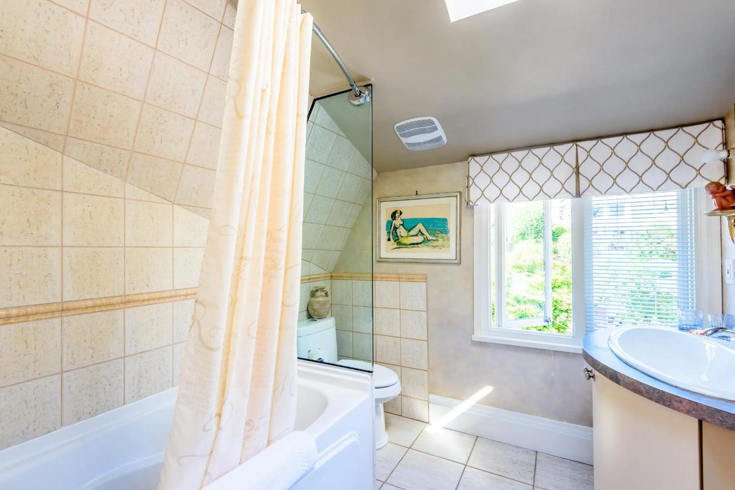 Toilet in Crystal's View Bed & Breakfast