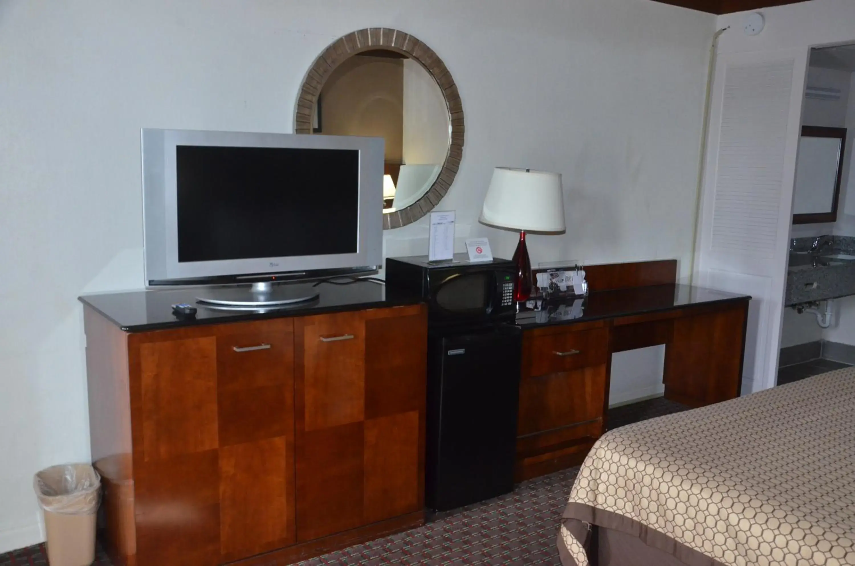 TV/Entertainment Center in Americas Best Value Inn Augusta Downtown