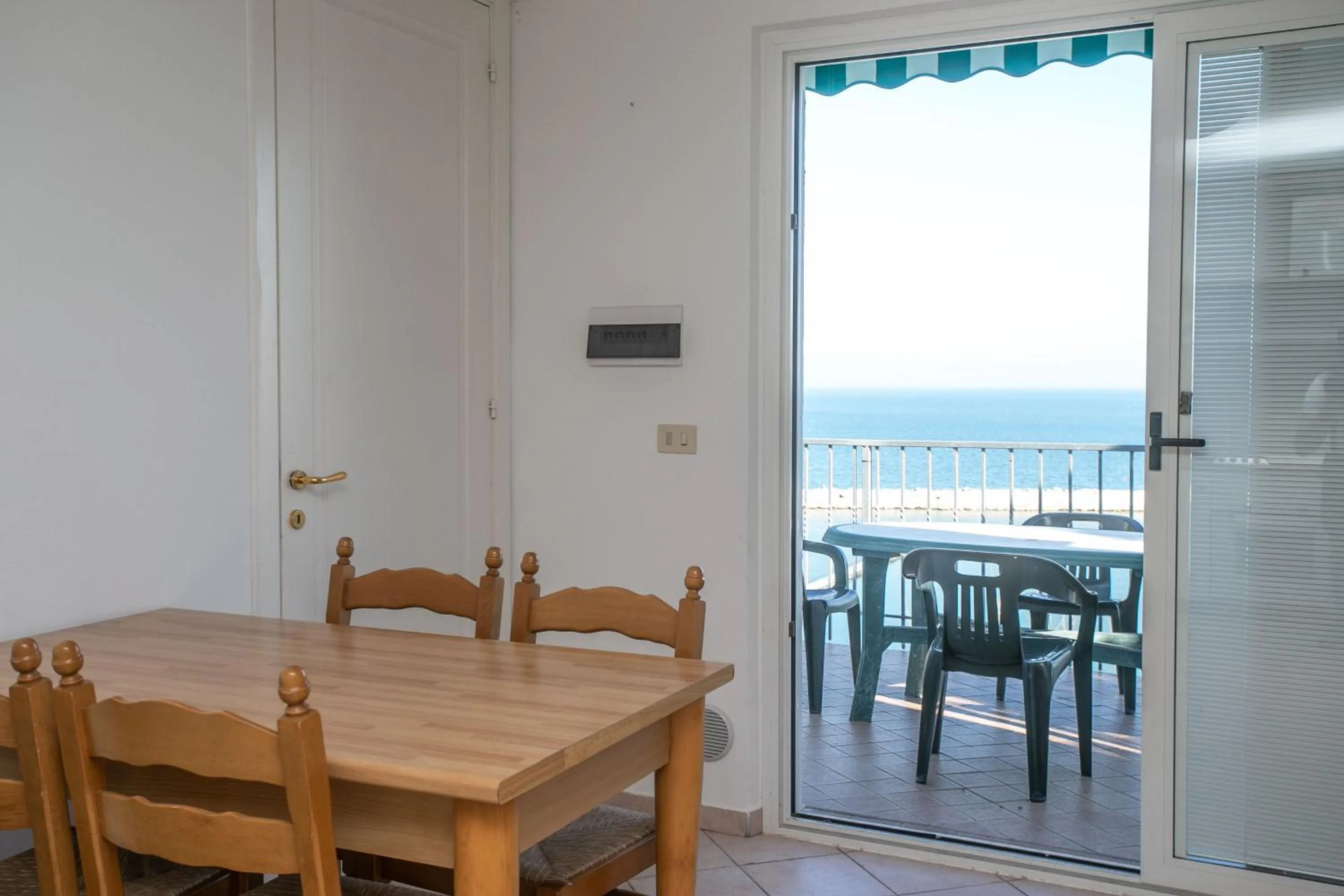 N033 - Numana, bilocale con meraviglioso terrazzo sul mare