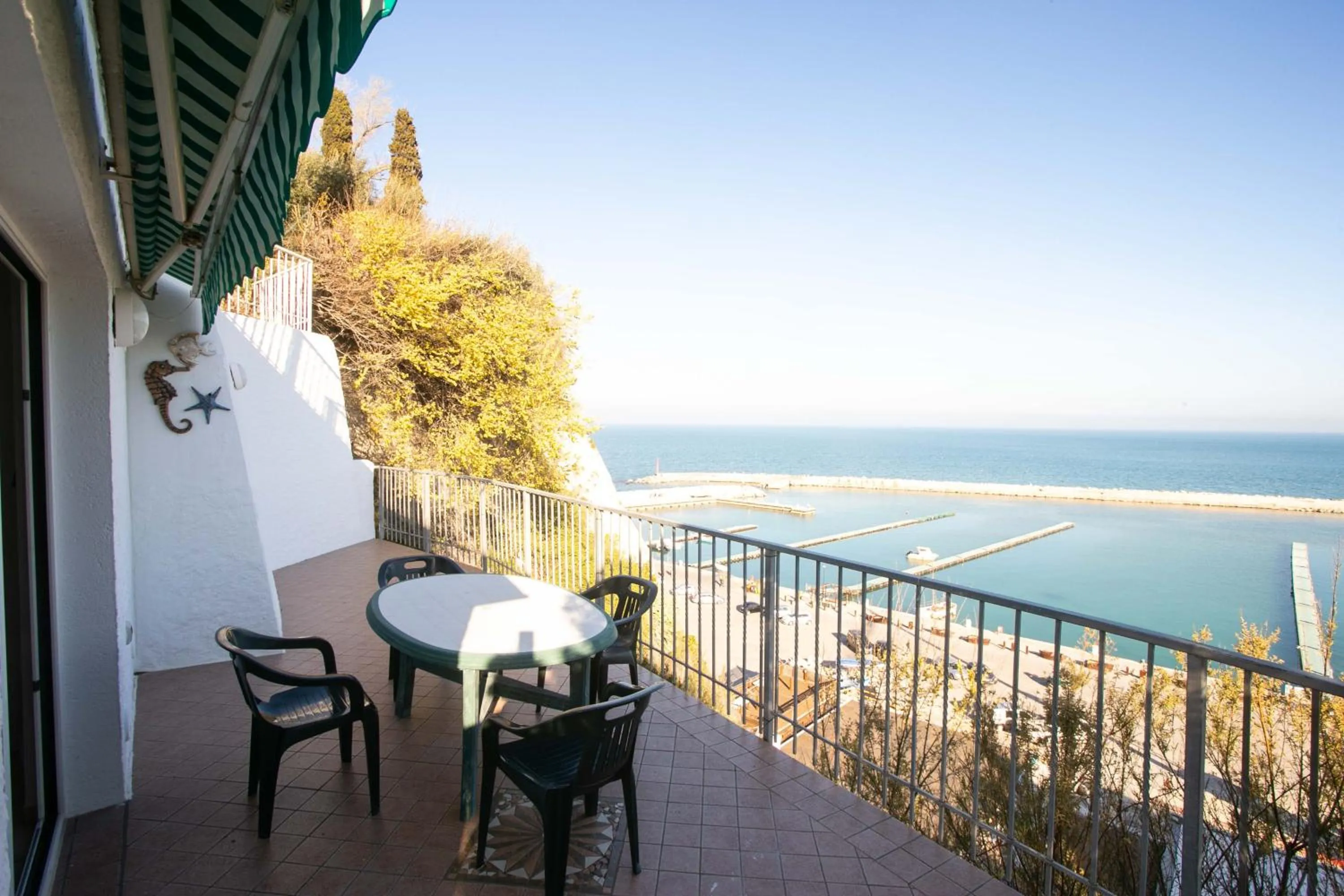N033 - Numana, bilocale con meraviglioso terrazzo sul mare