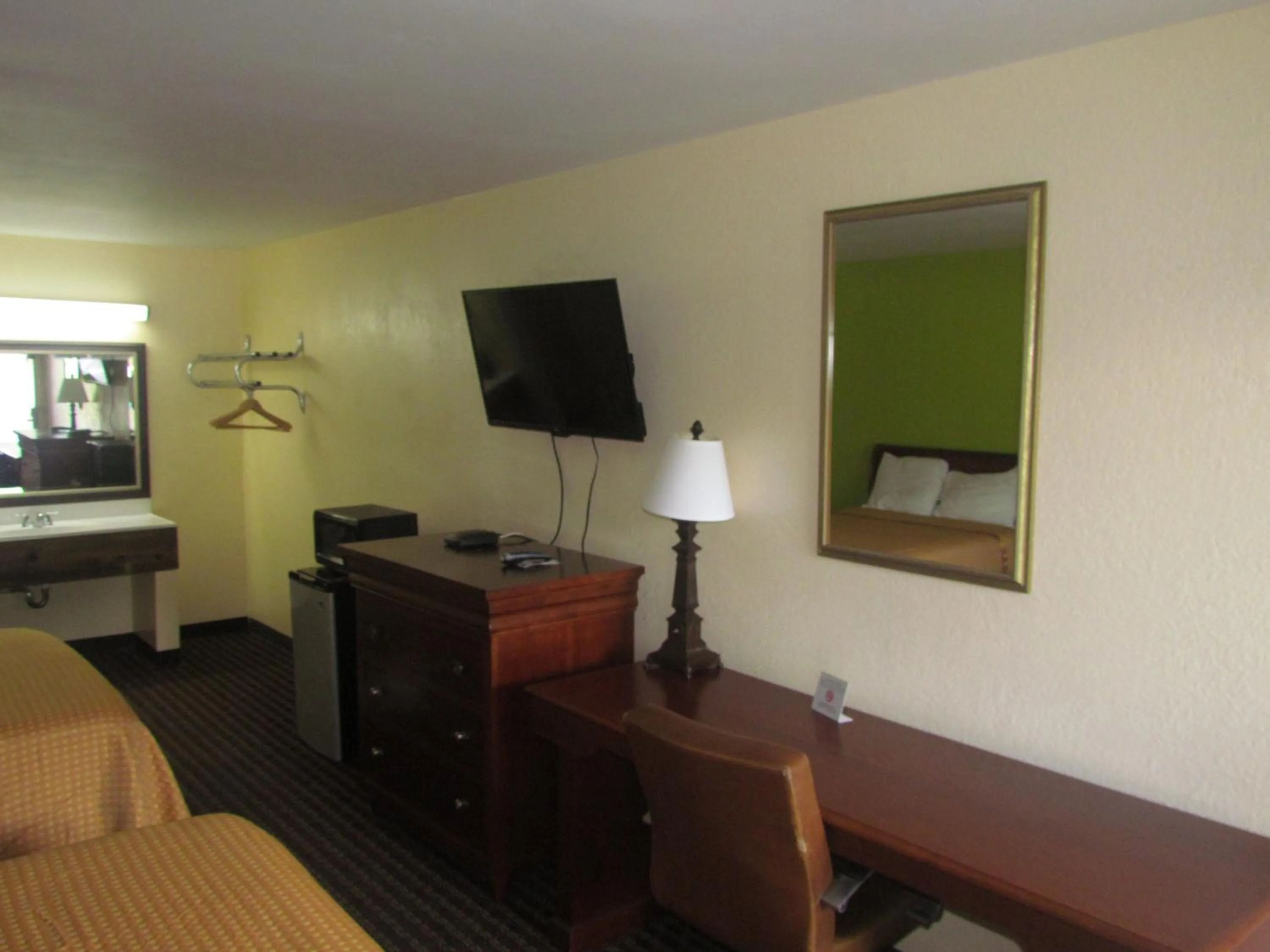 TV and multimedia, Bed in Red Carpet Inn - Augusta