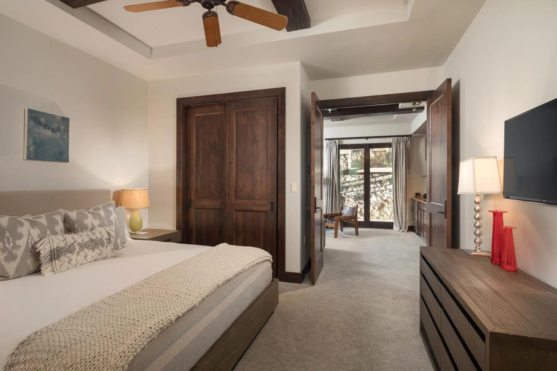 Photo of the whole room, Bed in Lumiere by Dunton