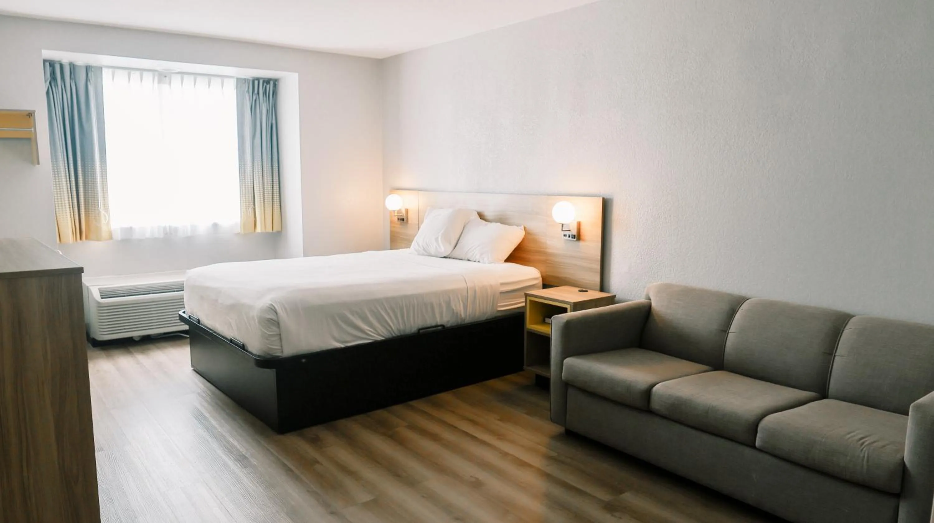 Bedroom, Bed in Microtel Inn & Suites by Wyndham Gulf Shores