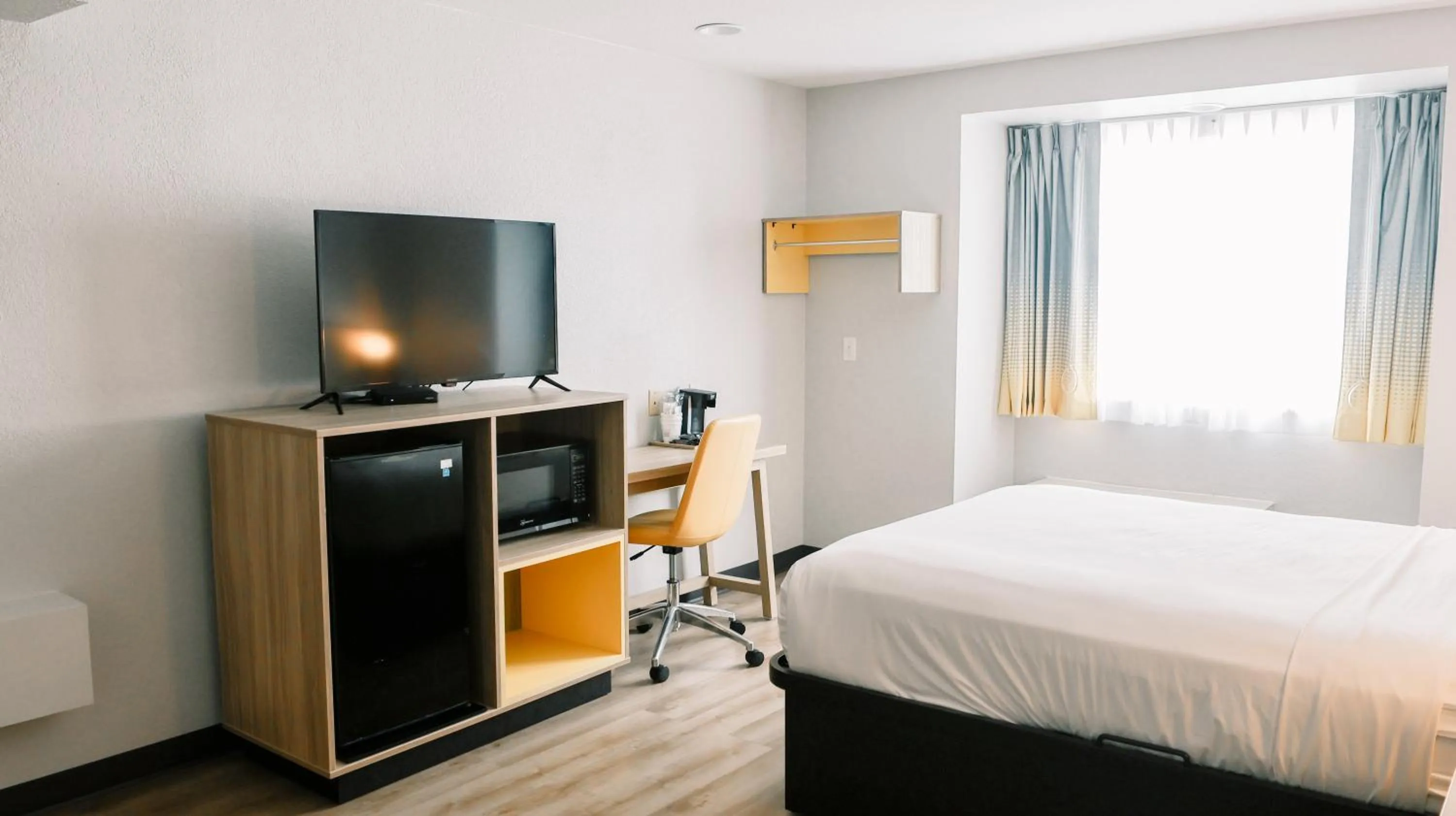 Bedroom, Bed in Microtel Inn & Suites by Wyndham Gulf Shores