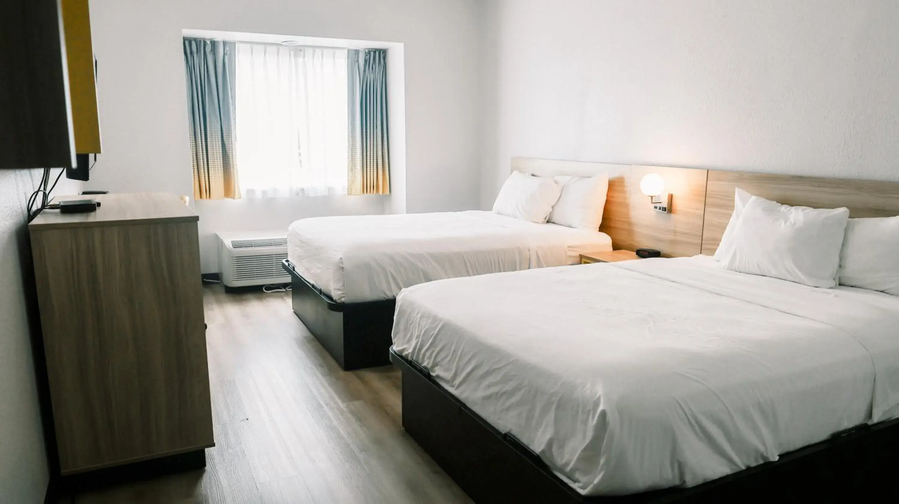 Bedroom, Bed in Microtel Inn & Suites by Wyndham Gulf Shores Bedroom, Bed in Microtel Inn & Suites by Wyndham Gulf Shores